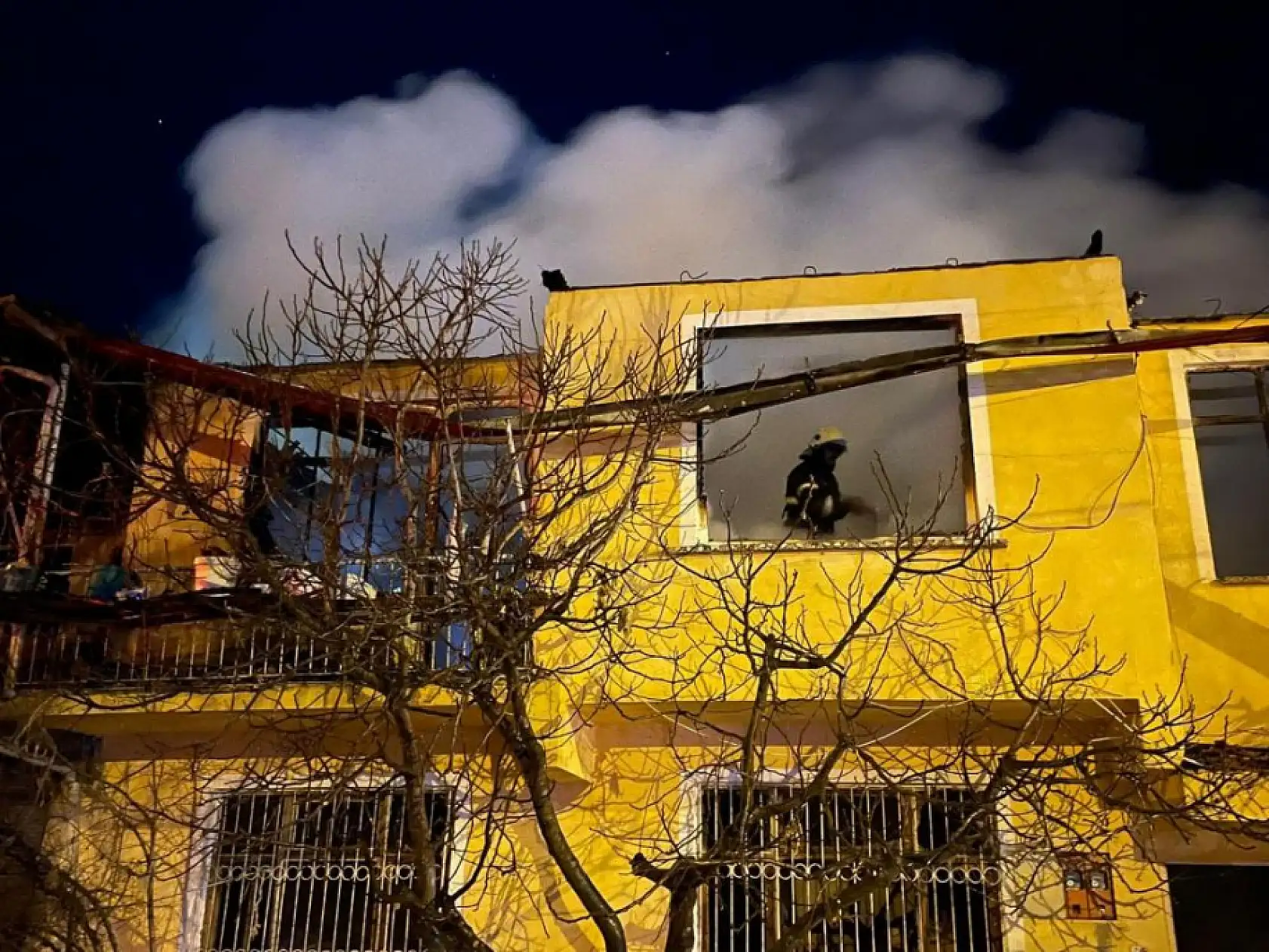 Gece çıkan yangın korkuttu: 2 ev, 1 ahır kullanılmaz hale geldi