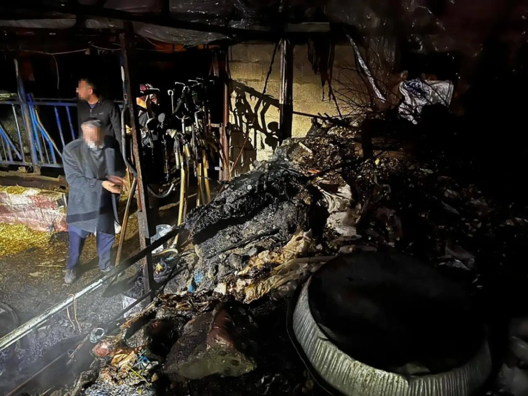 Alevler ahırı sardı, geriye hasar kaldı