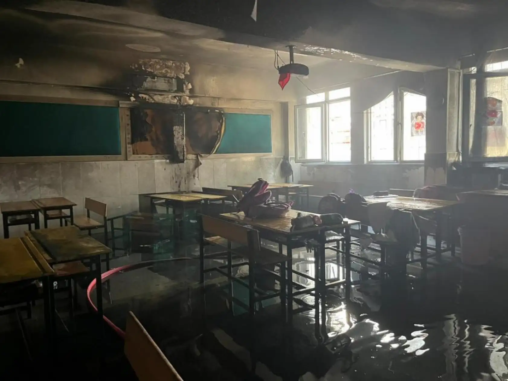 İlkokul sınıfının klima ünitesinde çıkan yangın korkuttu