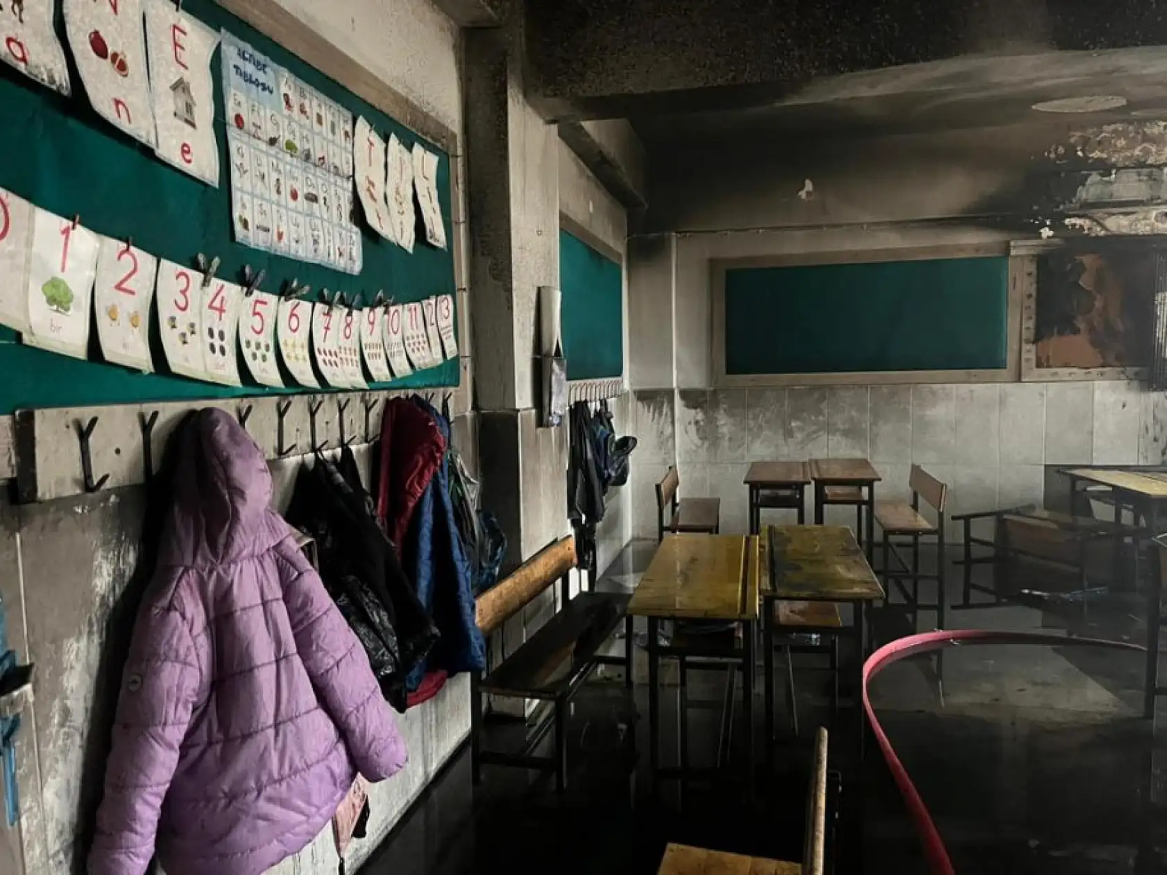 İlkokul sınıfının klima ünitesinde çıkan yangın korkuttu