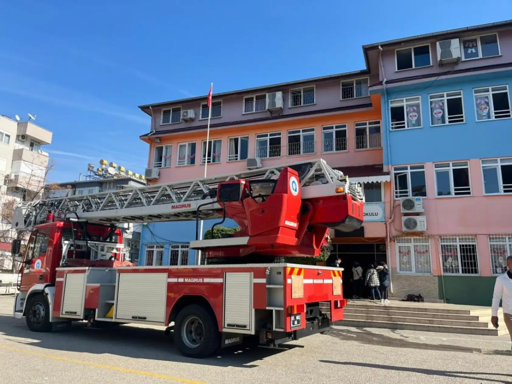 İlkokul sınıfının klima ünitesinde çıkan yangın korkuttu