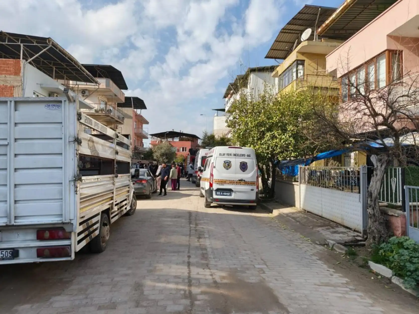 Önce arabasını ve evini yaktı, sonra silahla kendisine sıktı