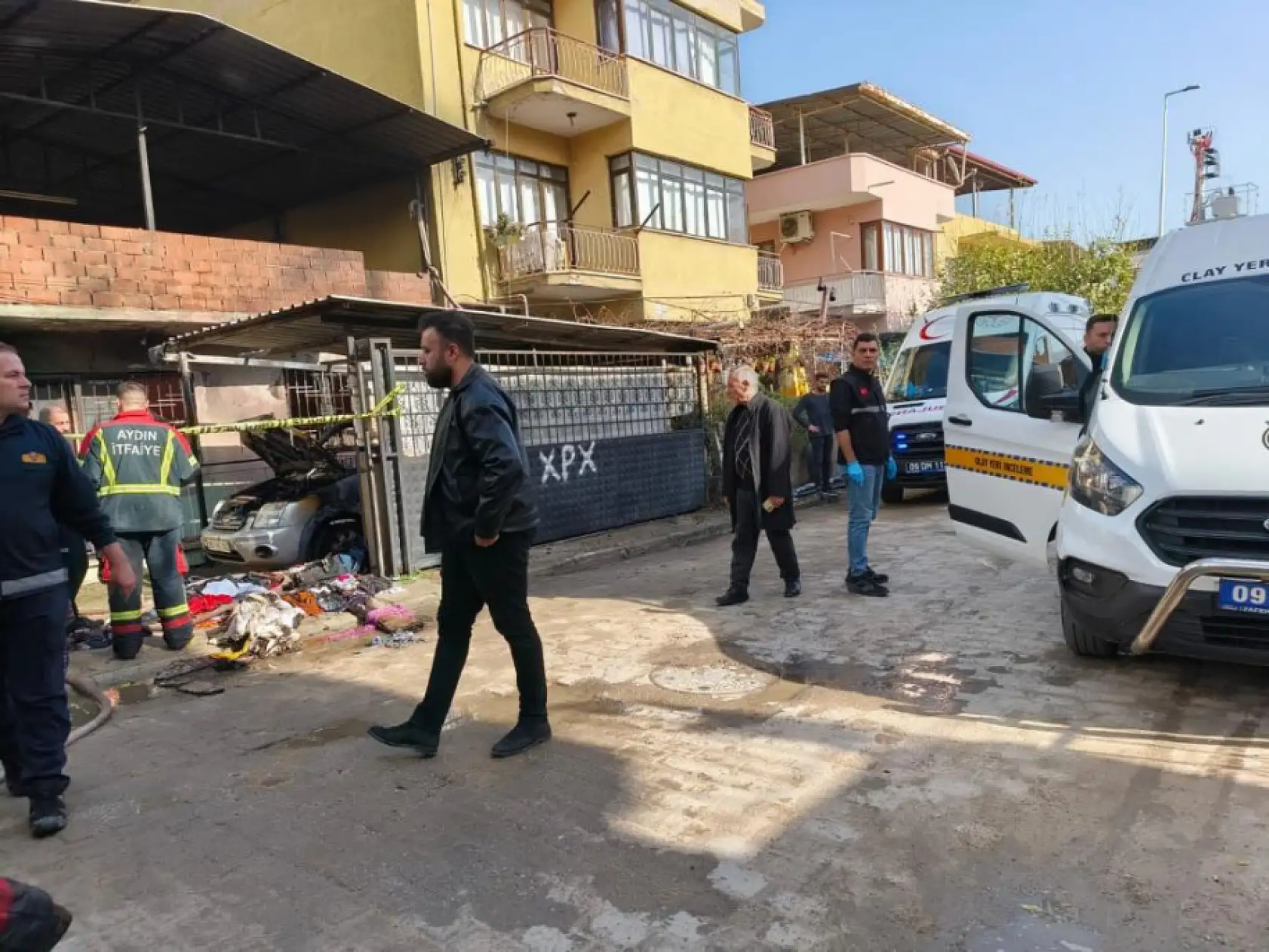 Önce arabasını ve evini yaktı, sonra silahla kendisine sıktı