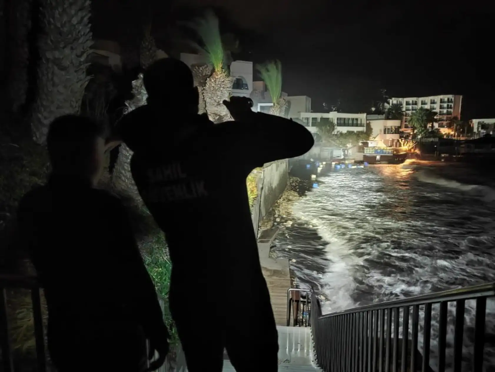 Fırtına, iskelede çalışan işçileri denize düşürdü: 1 ölü, 2 yaralı