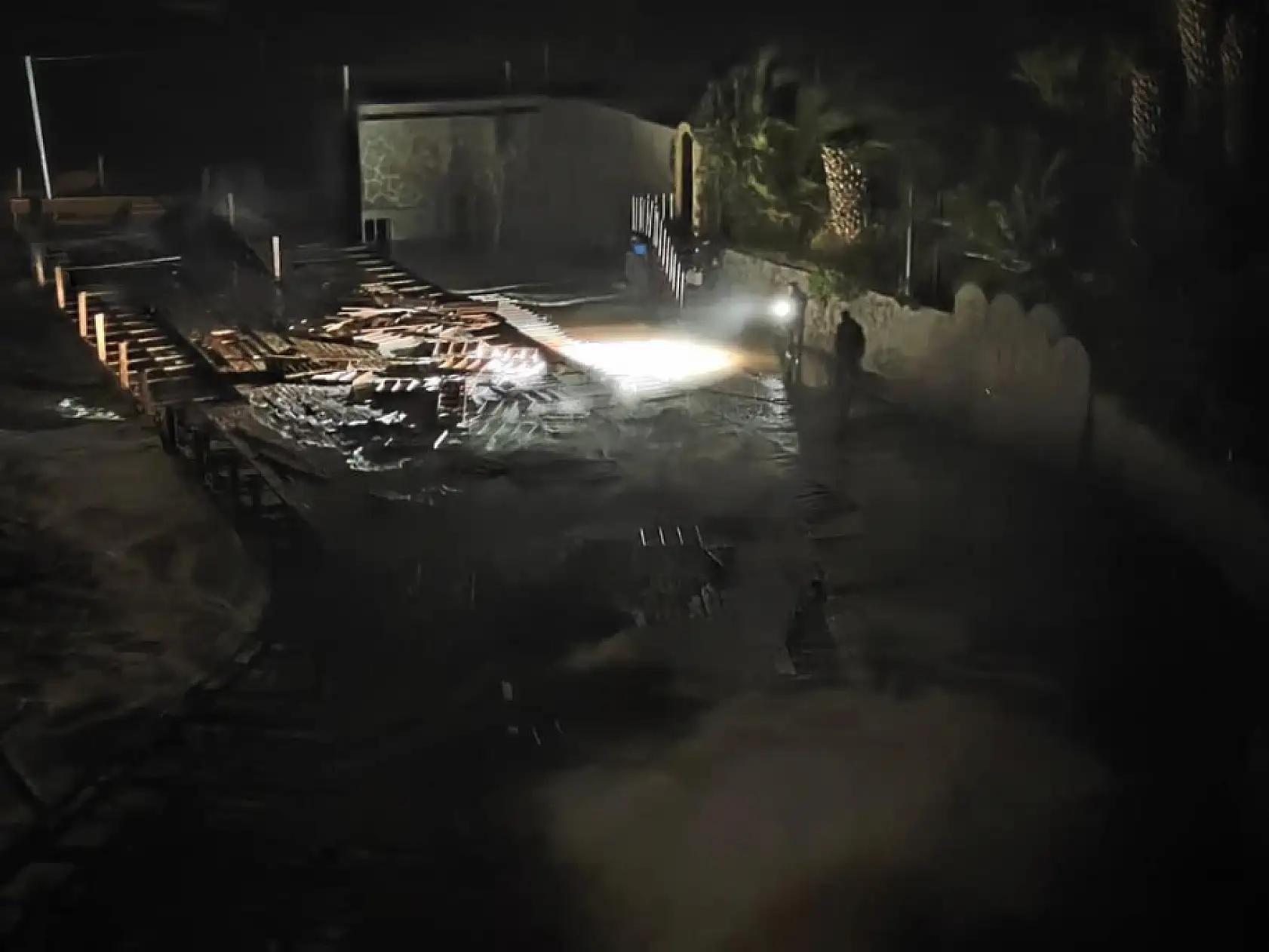 Fırtına, iskelede çalışan işçileri denize düşürdü: 1 ölü, 2 yaralı