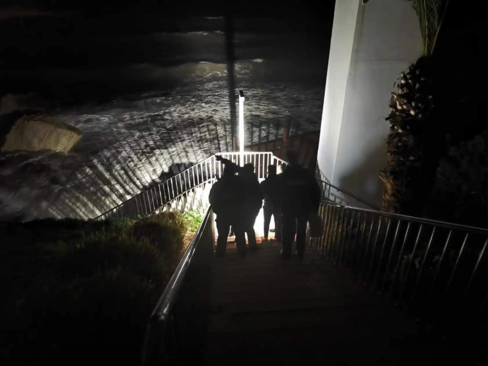 Fırtına, iskelede çalışan işçileri denize düşürdü: 1 ölü, 2 yaralı