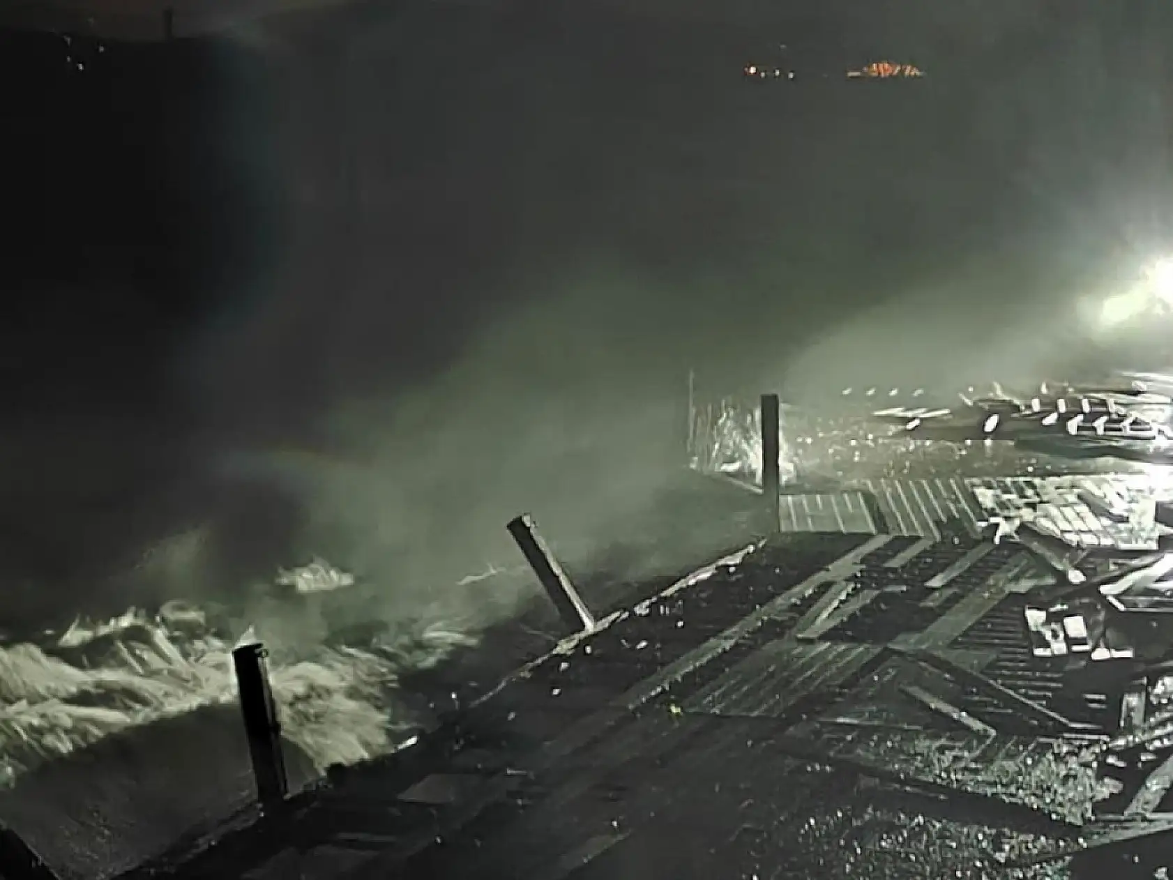 Fırtına, iskelede çalışan işçileri denize düşürdü: 1 ölü, 2 yaralı