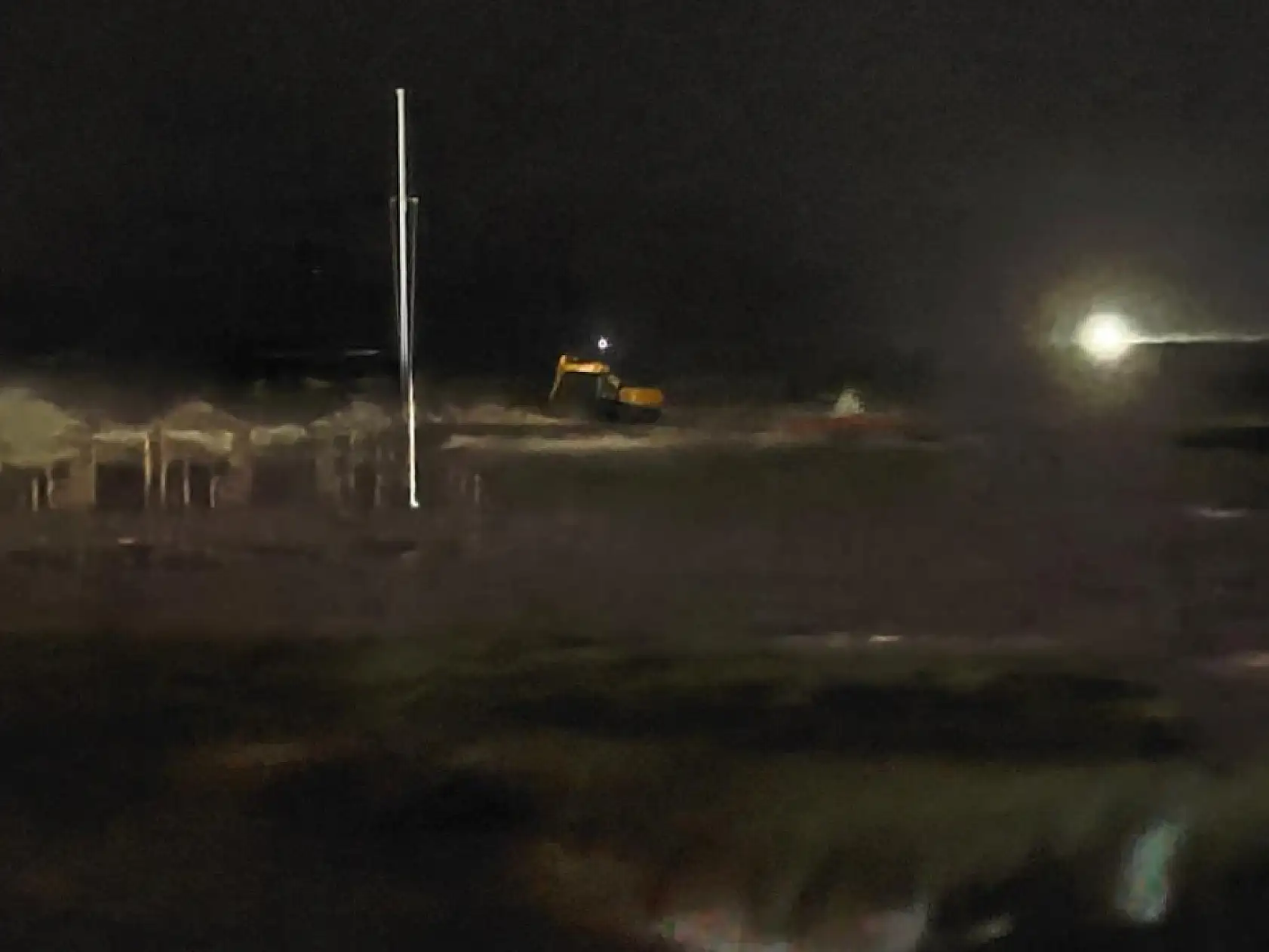 Fırtına, iskelede çalışan işçileri denize düşürdü: 1 ölü, 2 yaralı