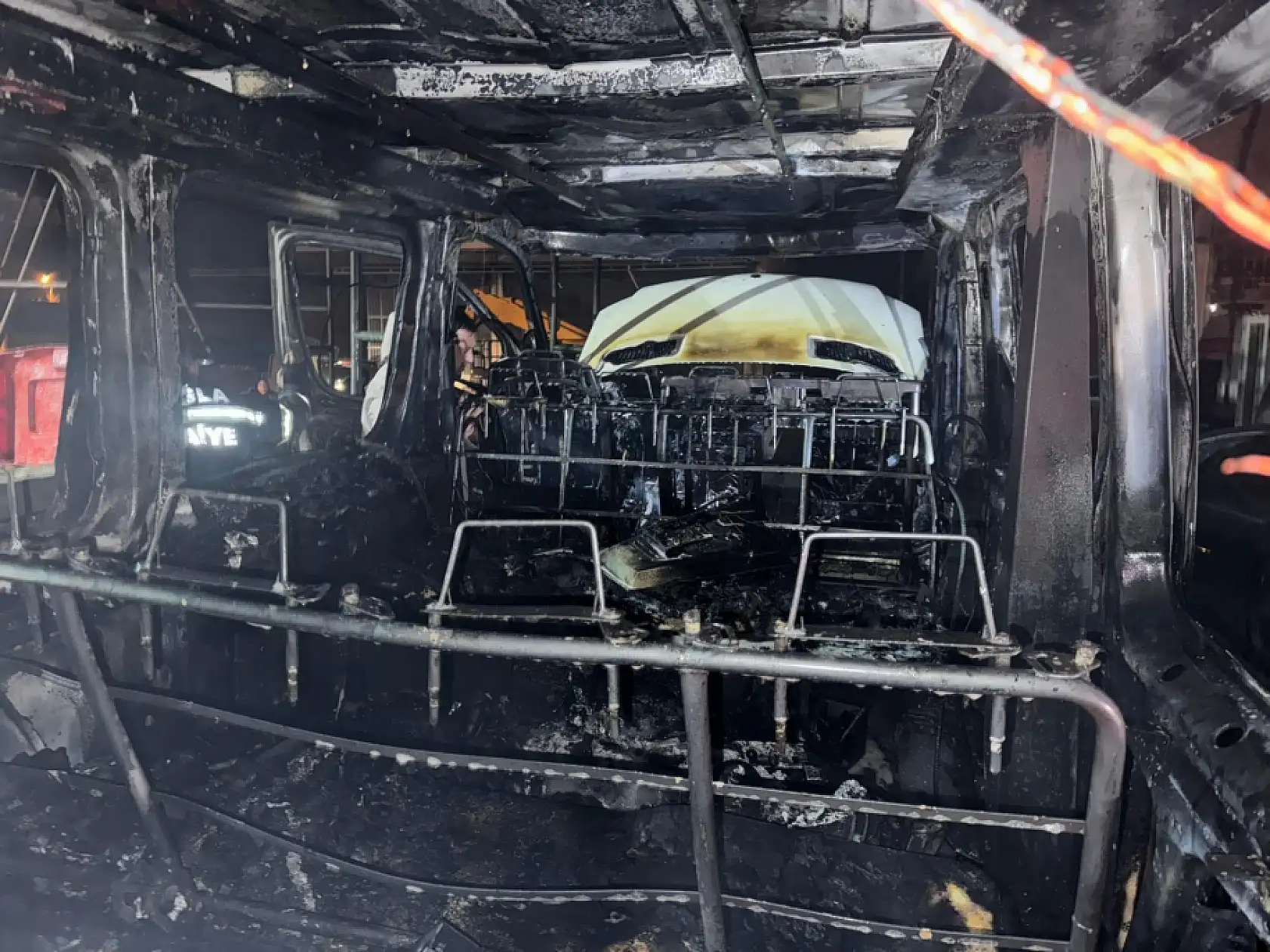 Ortaca Sanayi Sitesi'nde yangın: 4 araç ve 1 iş yeri zarar gördü