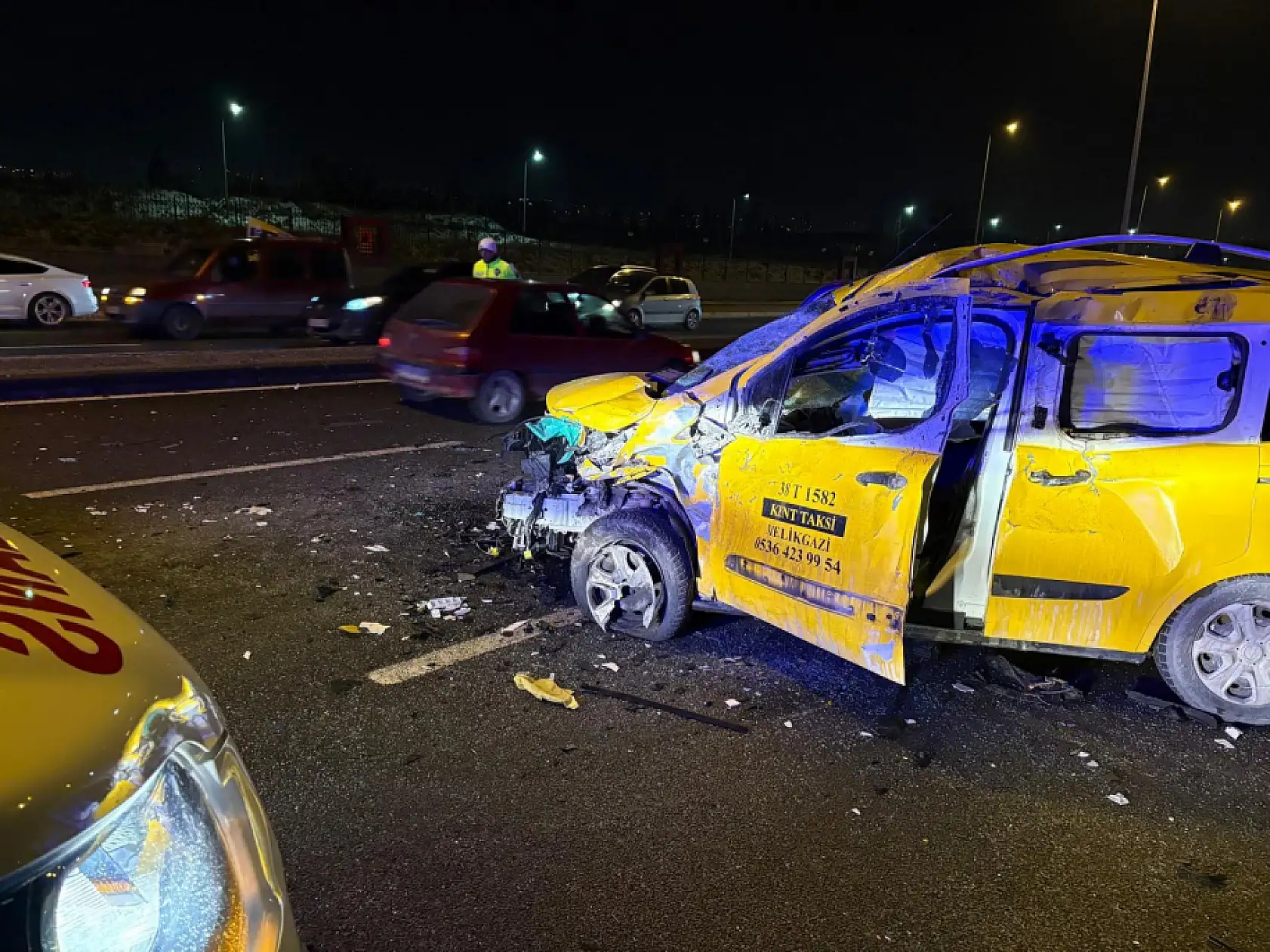 Karşı yola geçen otomobil taksi ile çarpıştı: 1'i ağır 3 yaralı