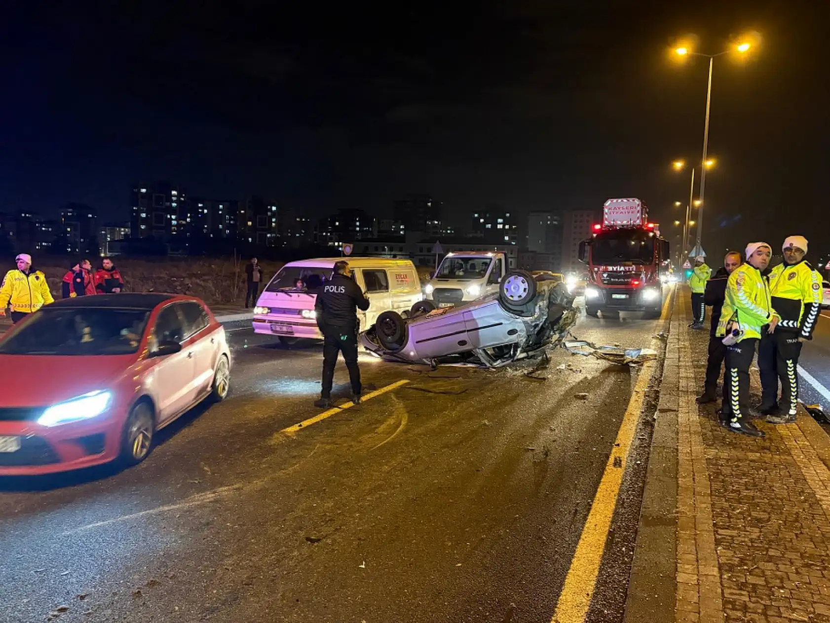 Karşı yola geçen otomobil taksi ile çarpıştı: 1'i ağır 3 yaralı