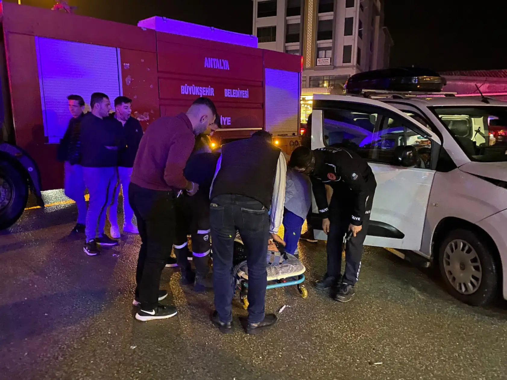 İki Otomobil Çarpıştı: 3 Kişi Yaralandı