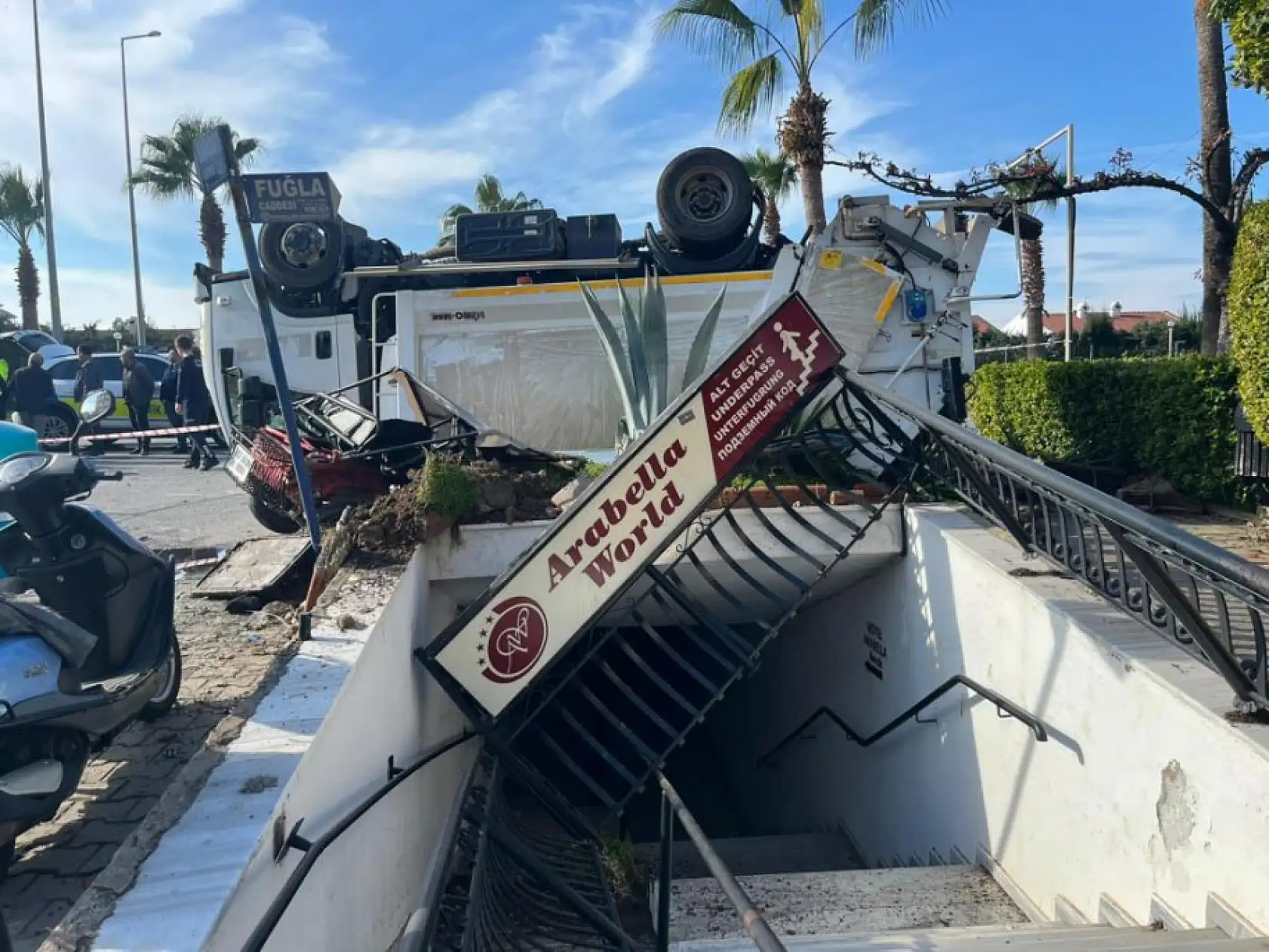 Kamyonun arkadan çarptığı çöp kamyonu devrildi: 1'i ağır 3 işçi yaralandı
