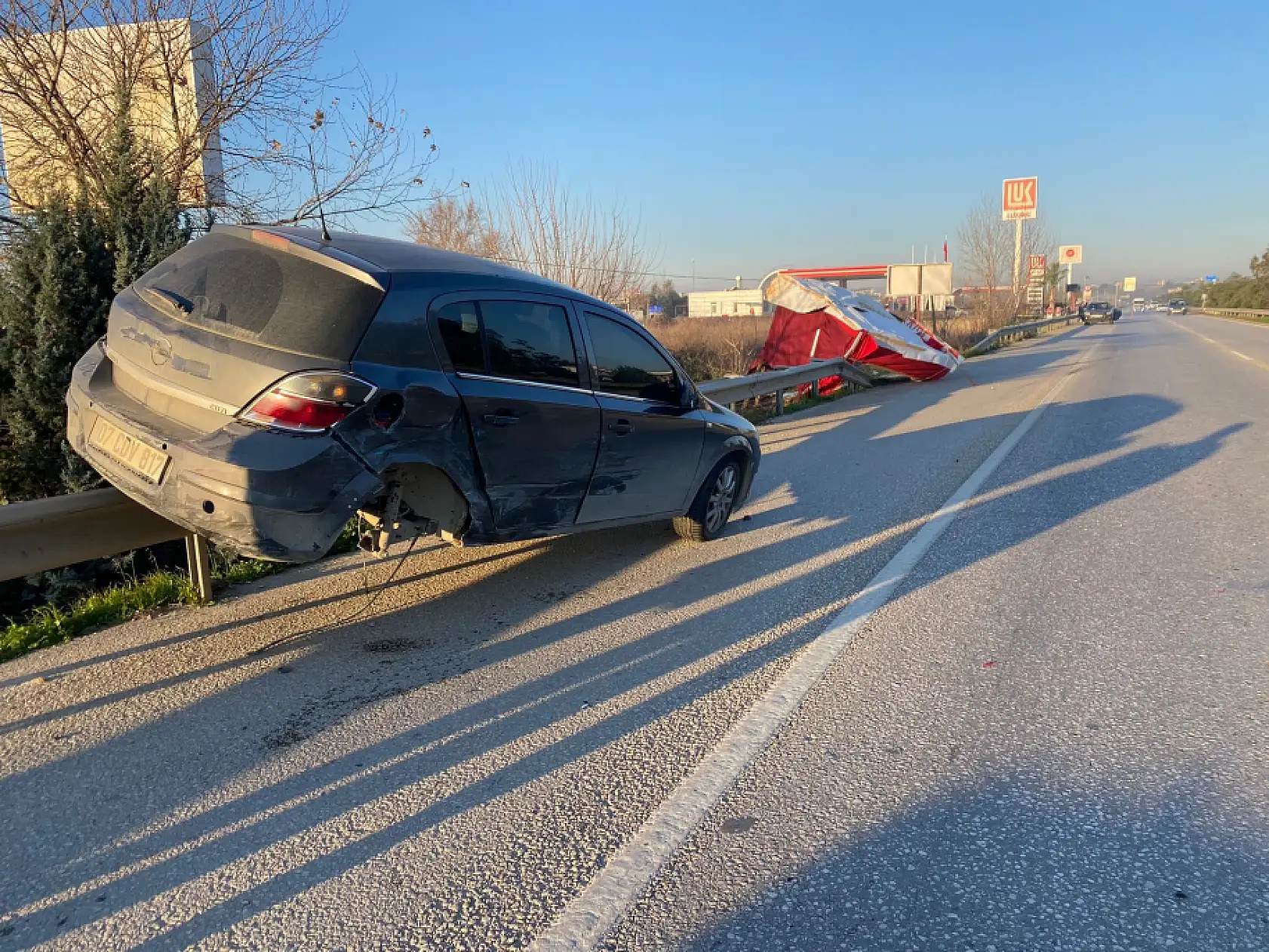 Kaza sonrası bariyerlerde asılı kaldı