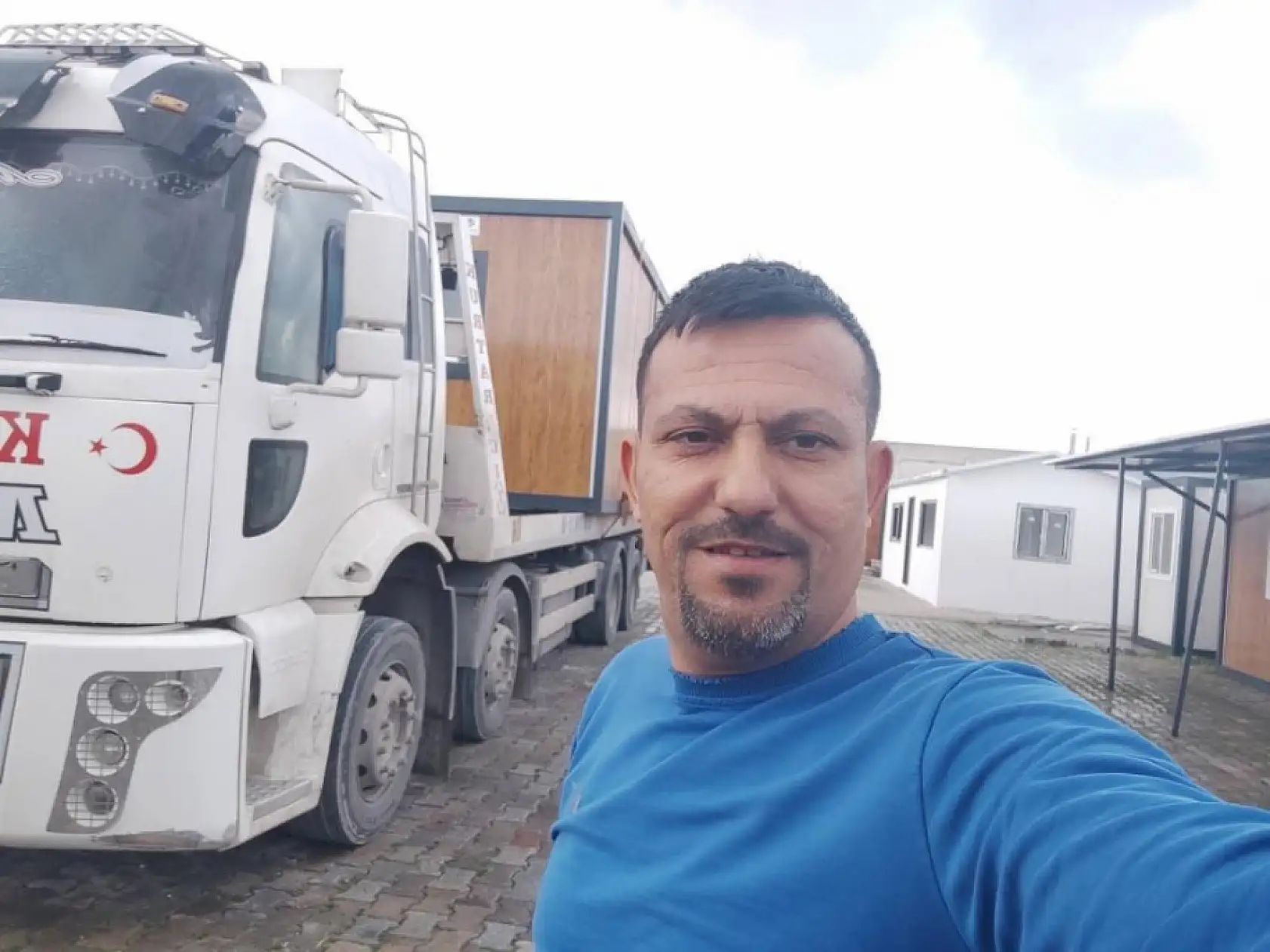 Otomobil elektrik direğine çarptı: 1 ölü, 2 yaralı