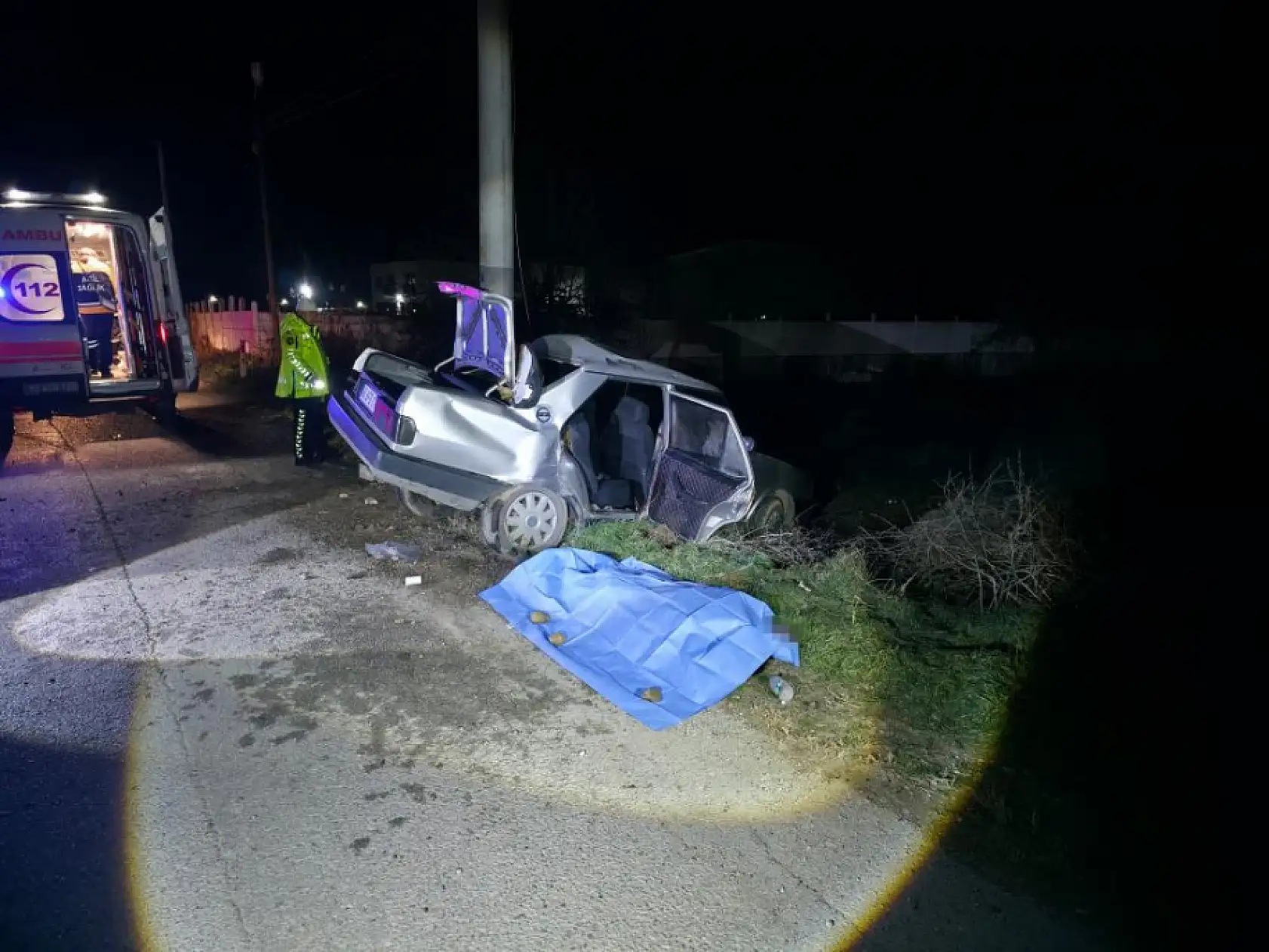 Otomobil elektrik direğine çarptı: 1 ölü, 2 yaralı