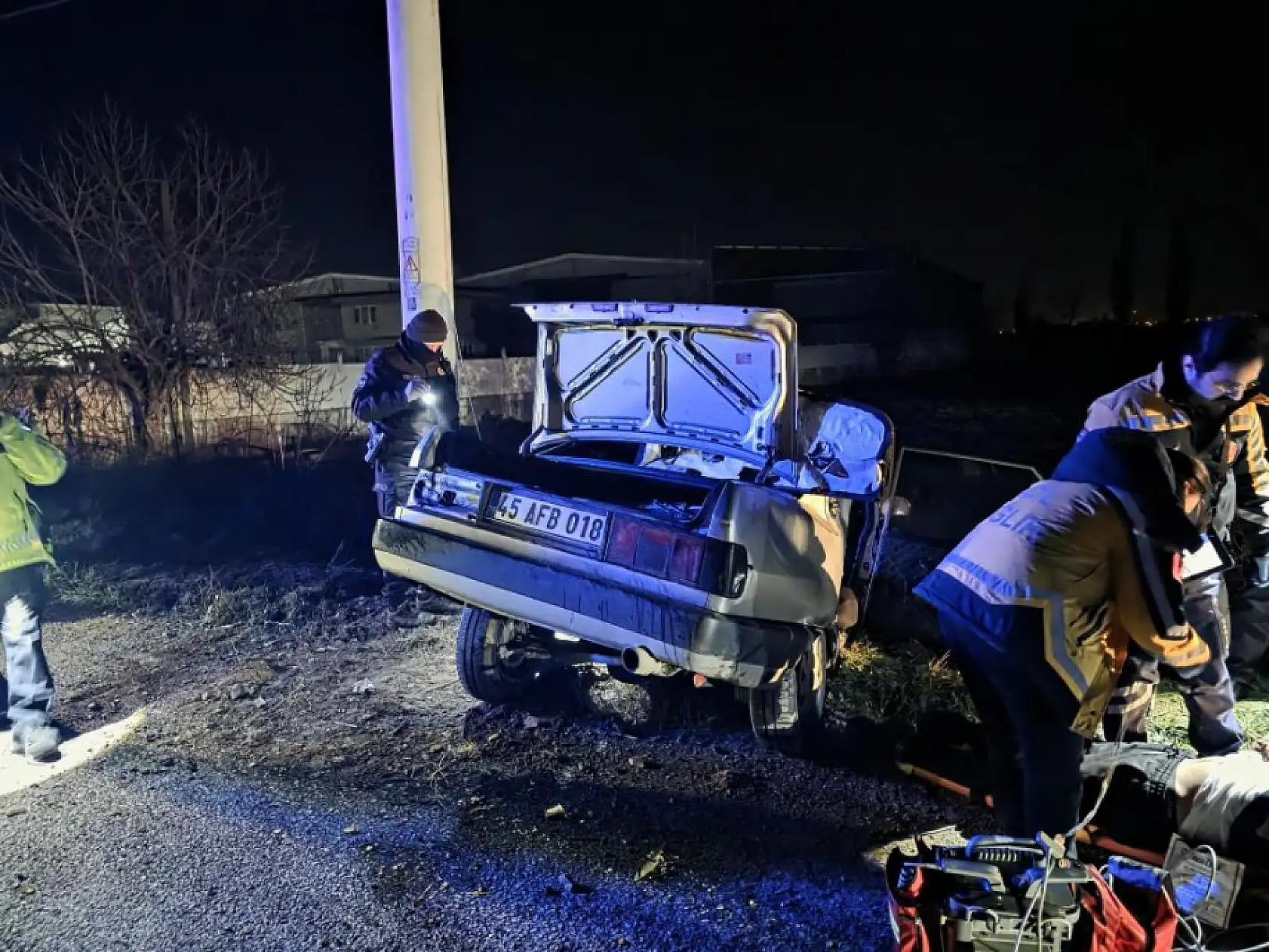 Otomobil elektrik direğine çarptı: 1 ölü, 2 yaralı