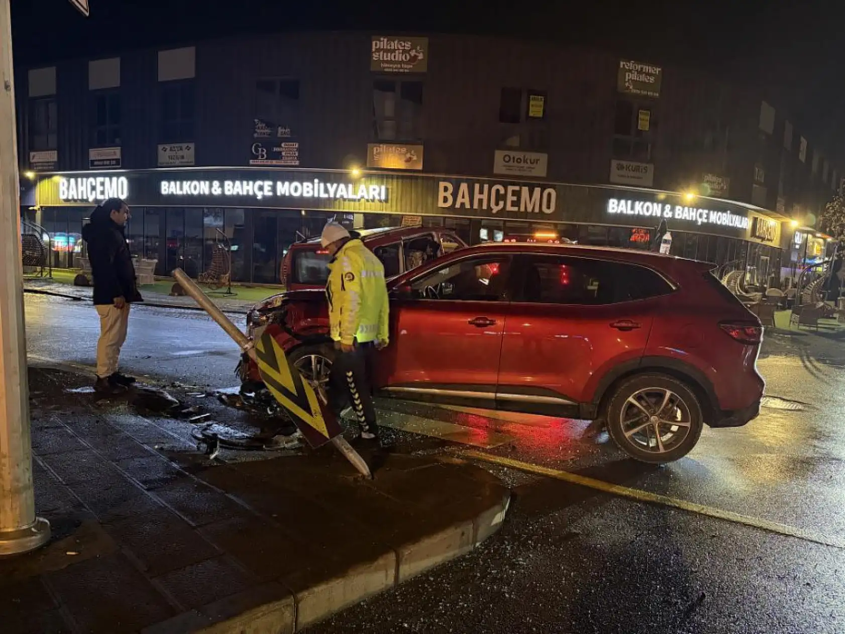 Toplu taşıma aracı ile SUV tarzı araç çarpıştı: 5 yaralı