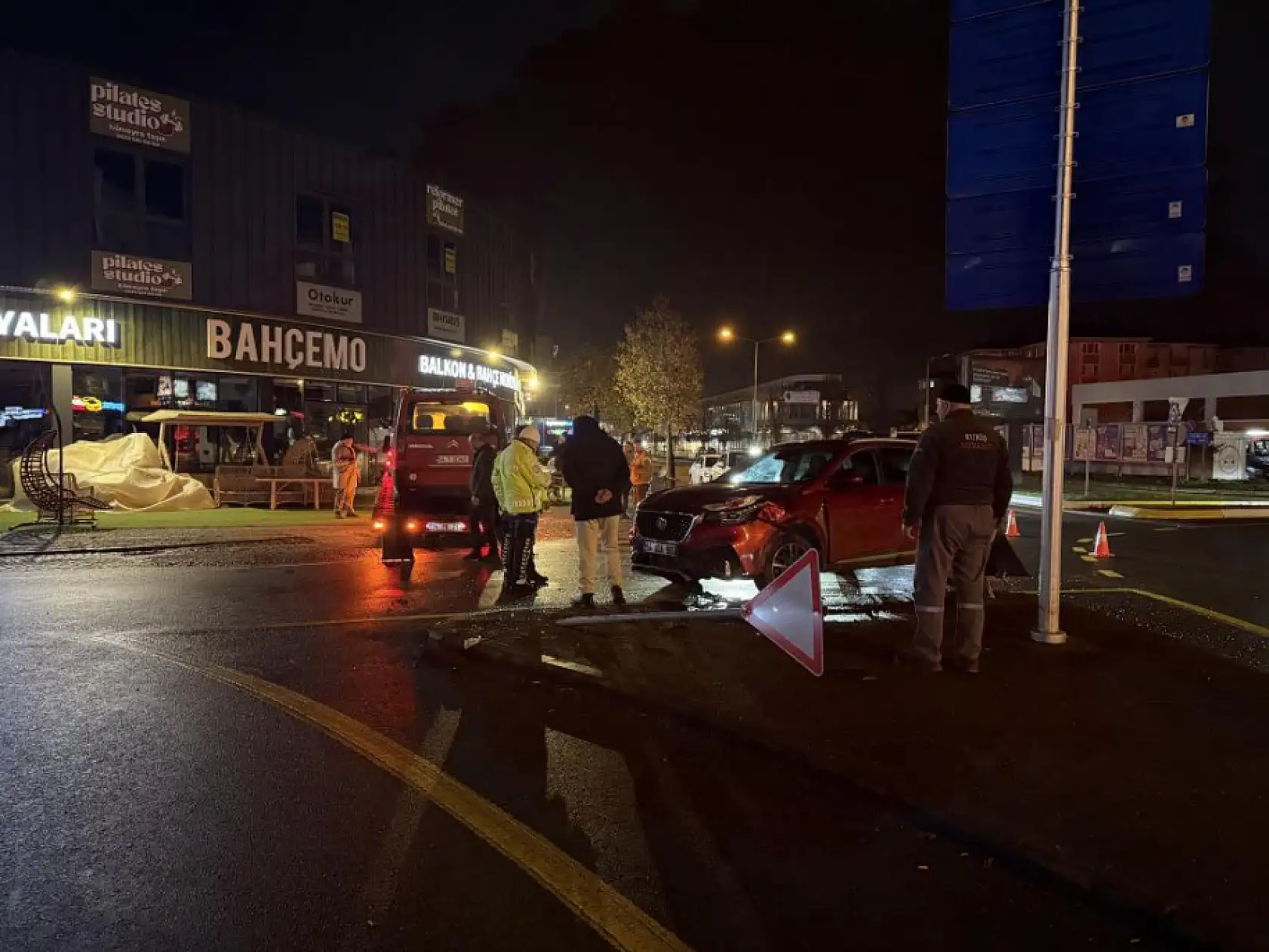 Toplu taşıma aracı ile SUV tarzı araç çarpıştı: 5 yaralı