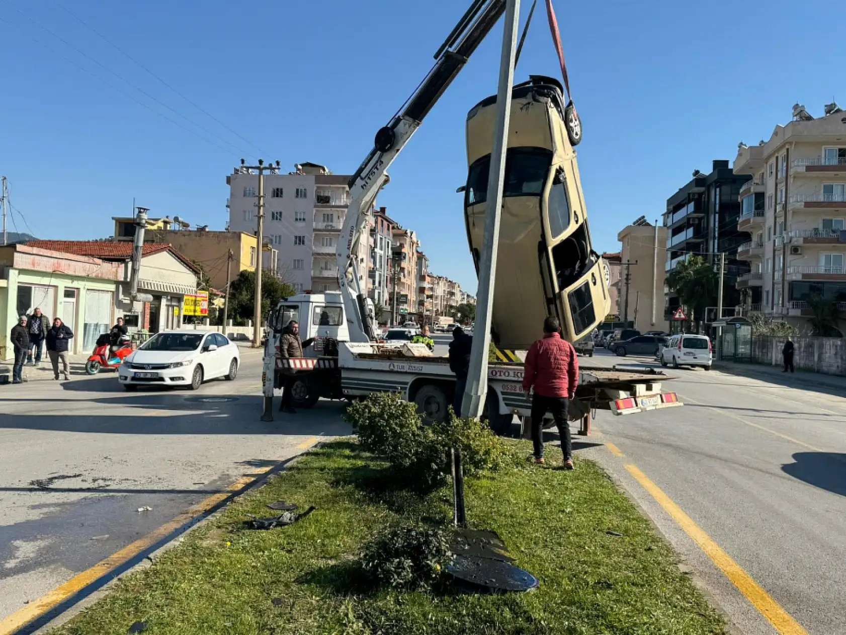 Muğla'da otomobille çarpışan ticari araç takla attı