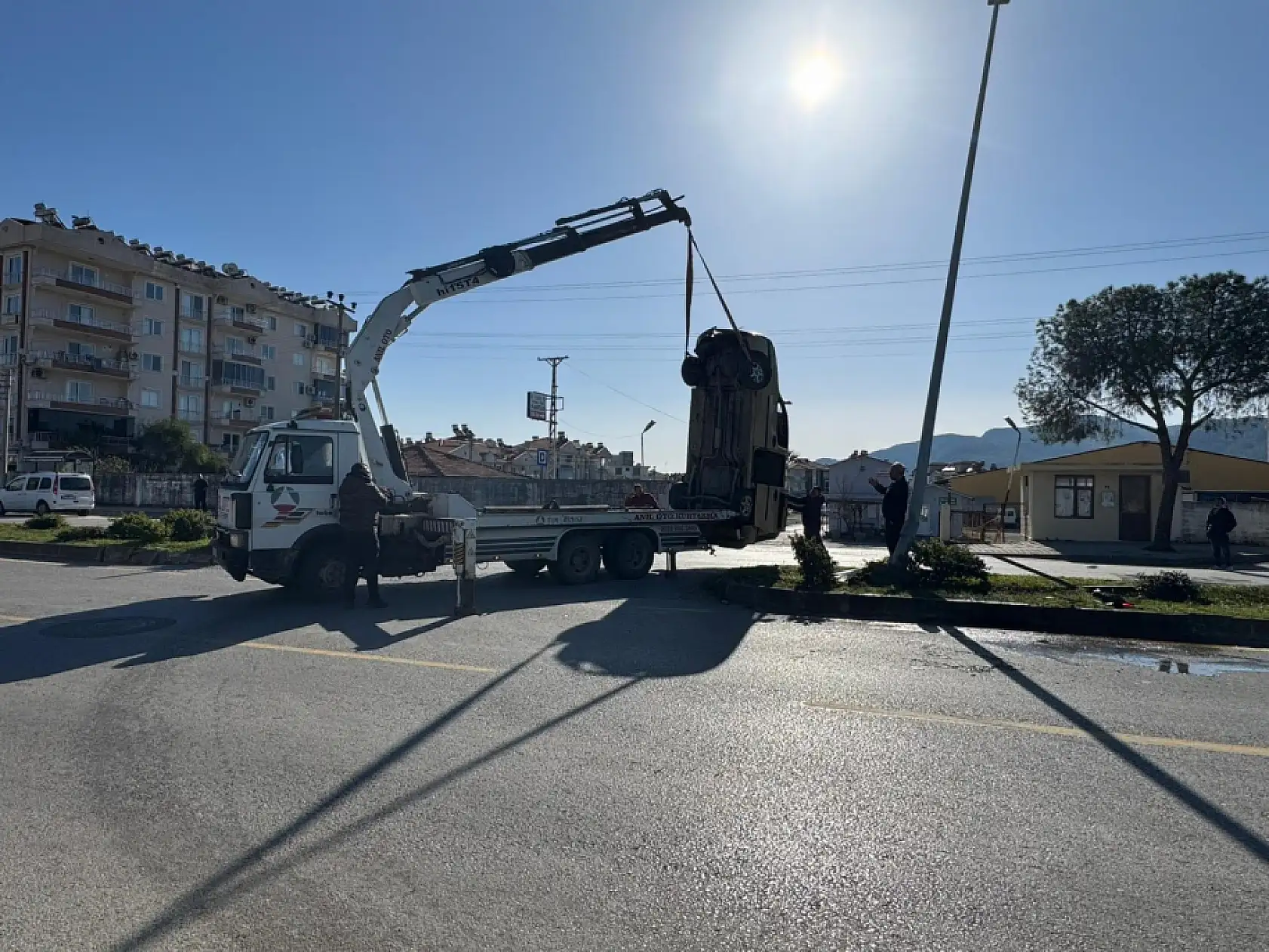 Muğla'da otomobille çarpışan ticari araç takla attı