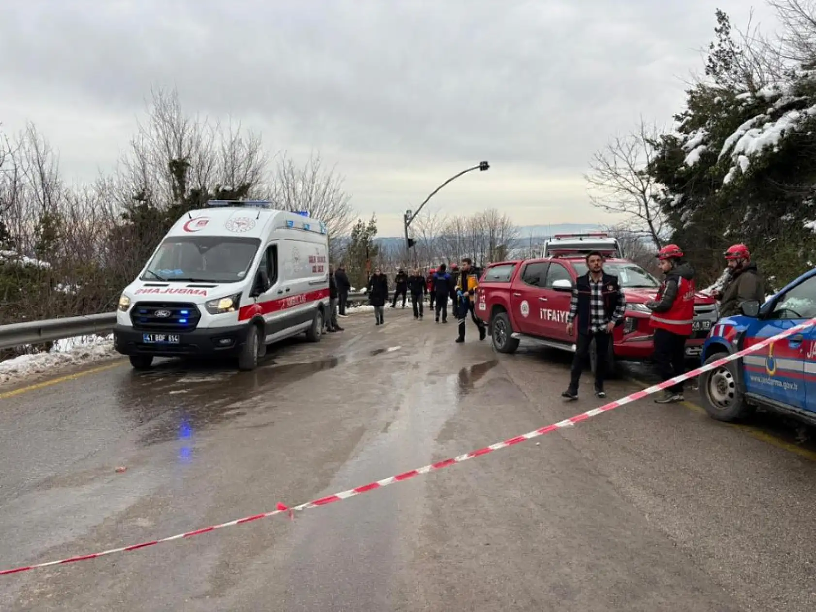 Yolcu otobüsü şarampole yuvarlandı, çok sayıda yaralı var