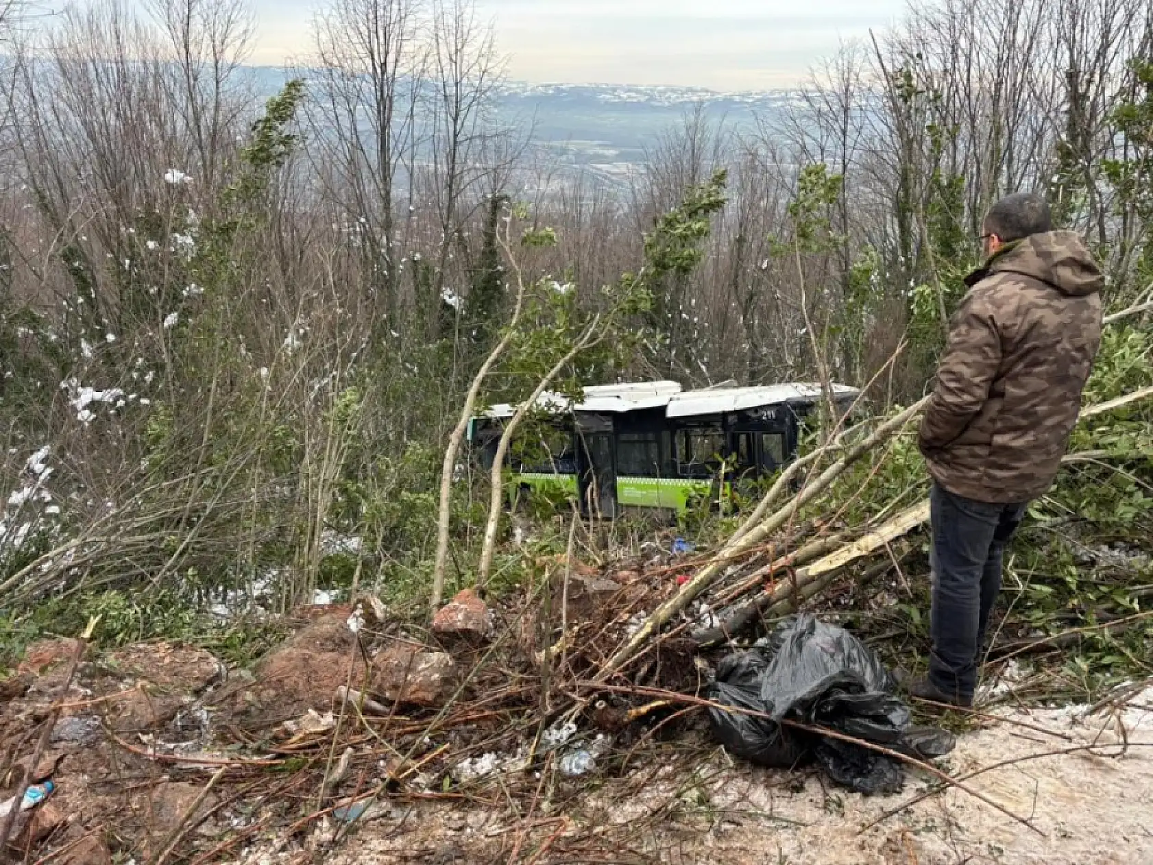 Yolcu otobüsü şarampole yuvarlandı, çok sayıda yaralı var