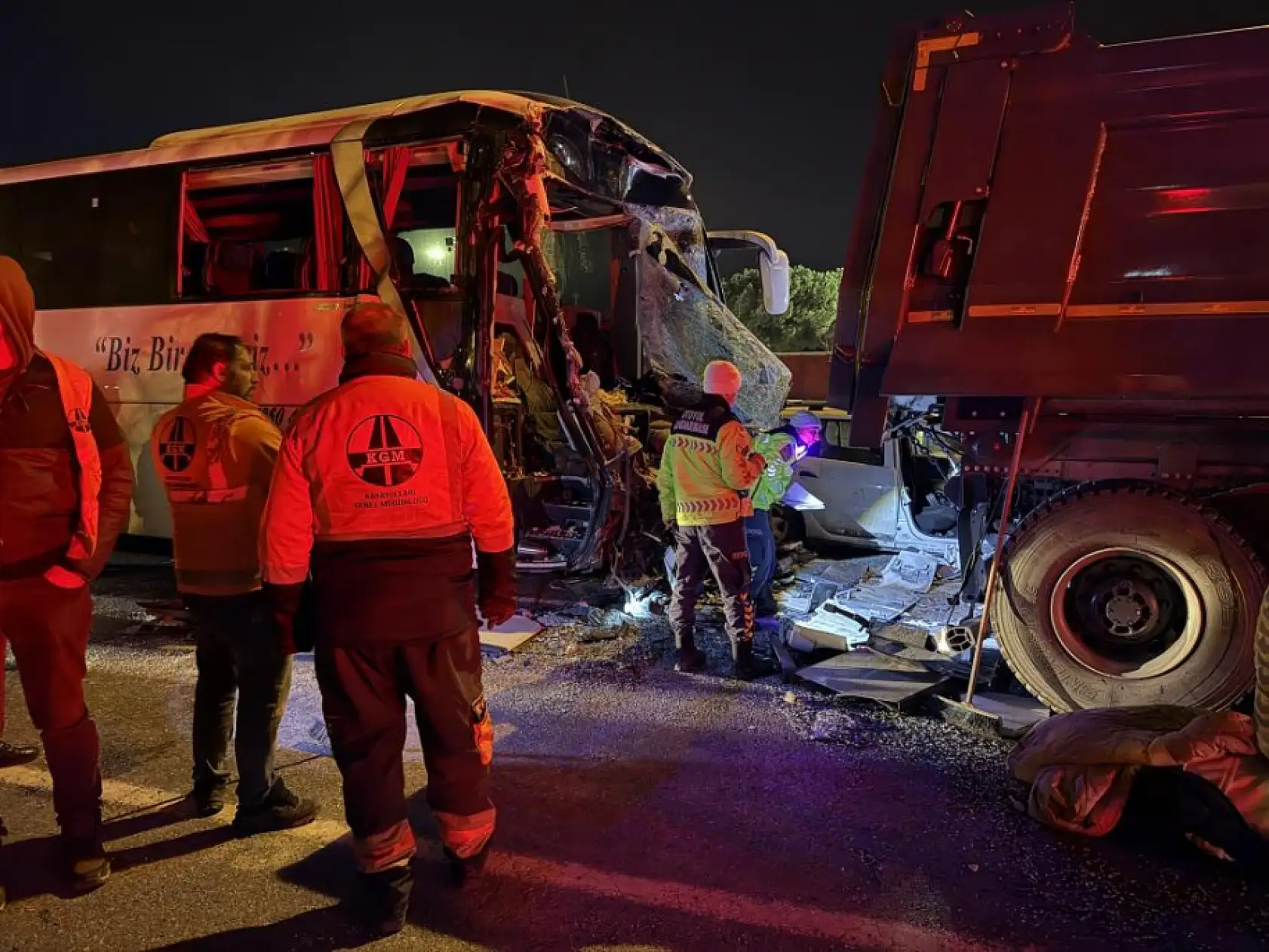 TEM Otoyolu'nda Feci Kaza: 1 Ölü, 27 Yaralı