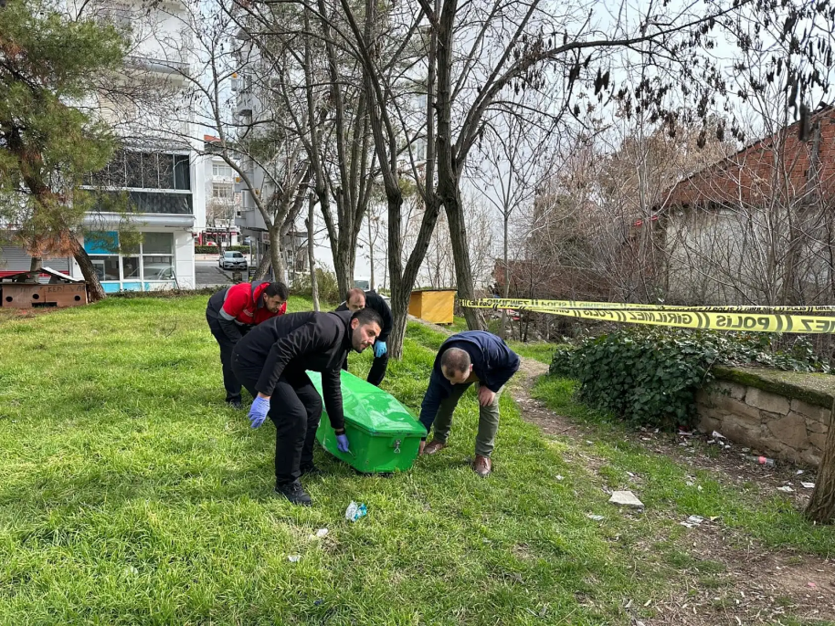 Uşak'ta parkta erkek cesedi bulundu