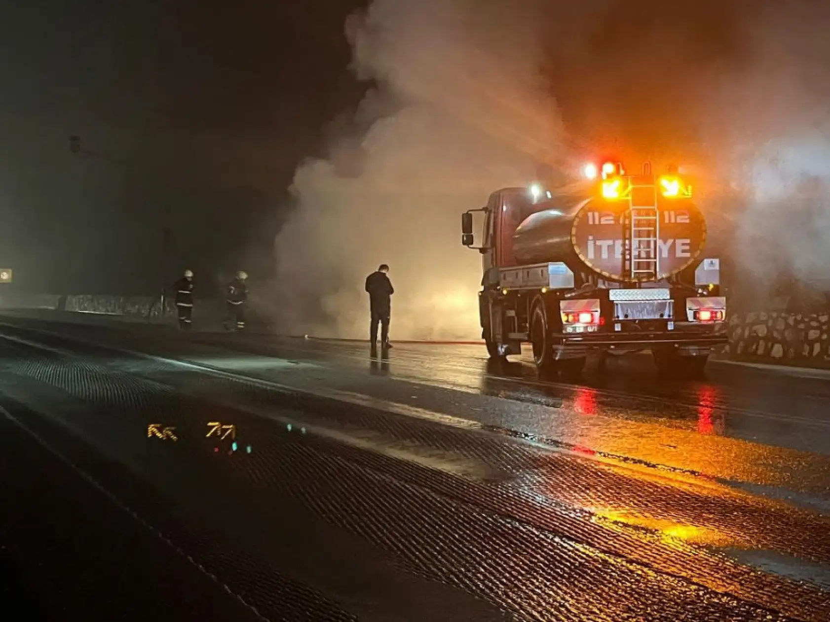 Lüks otomobil alev alev yandı