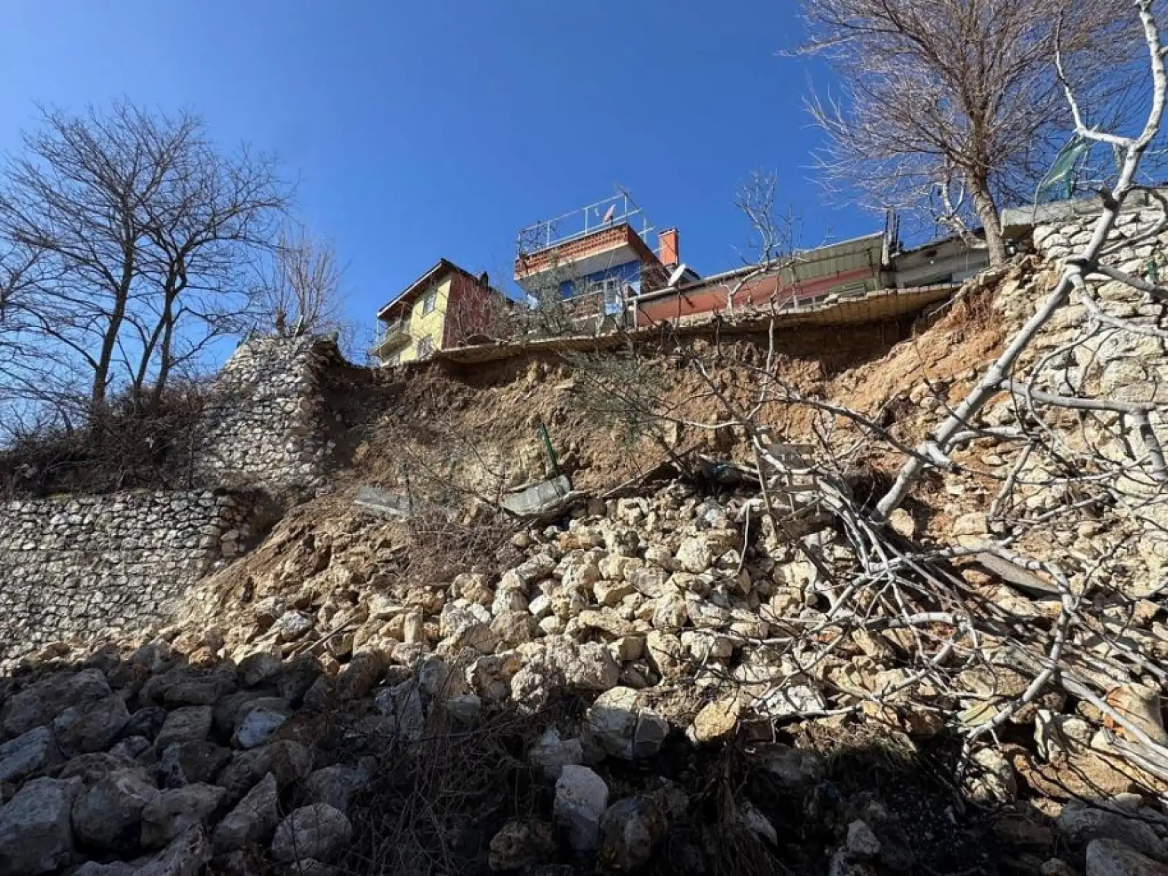 Çöken istinat duvarı iki aracı yuttu