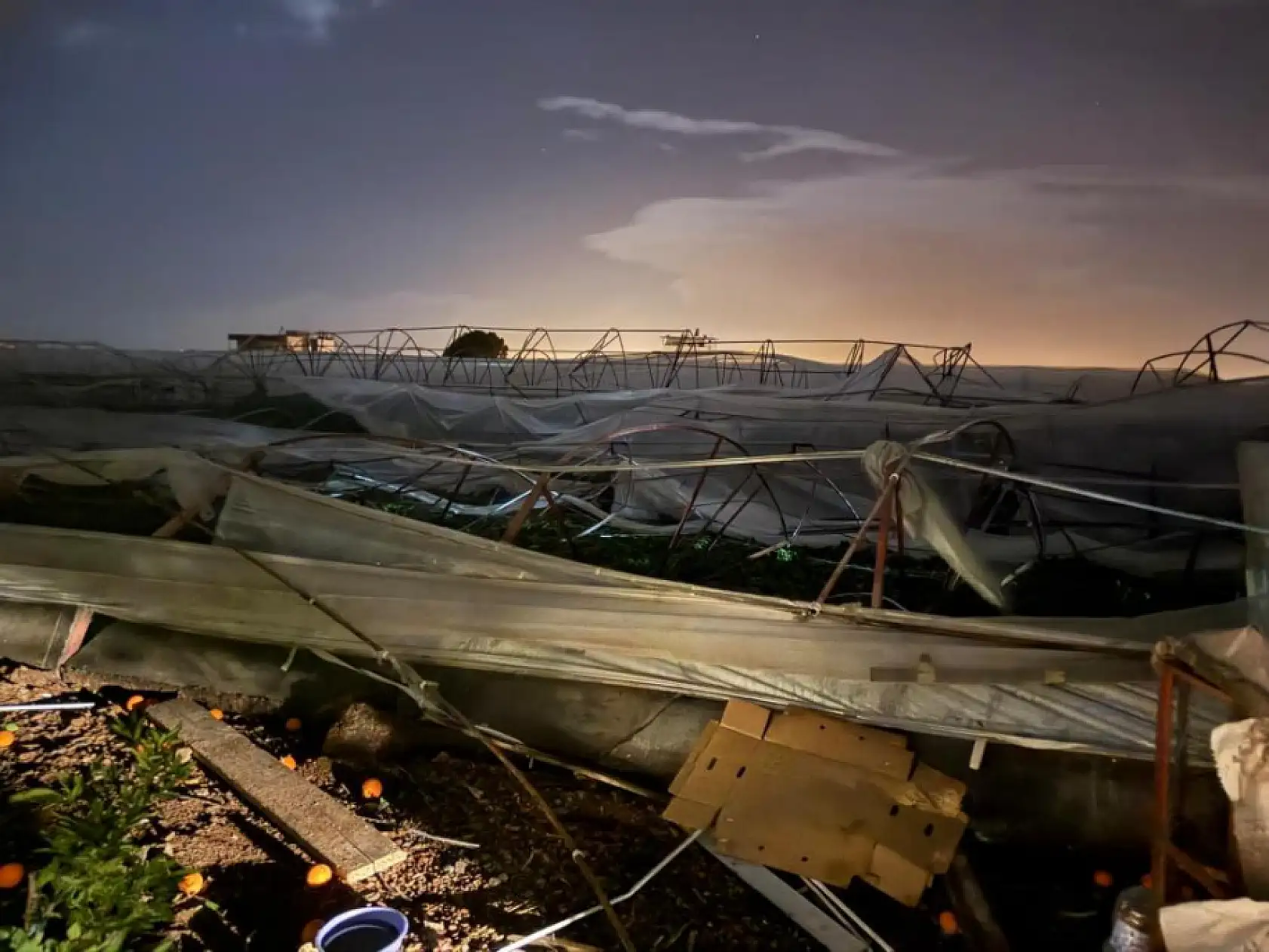 Antalya'da hortum seralara zarar verdi