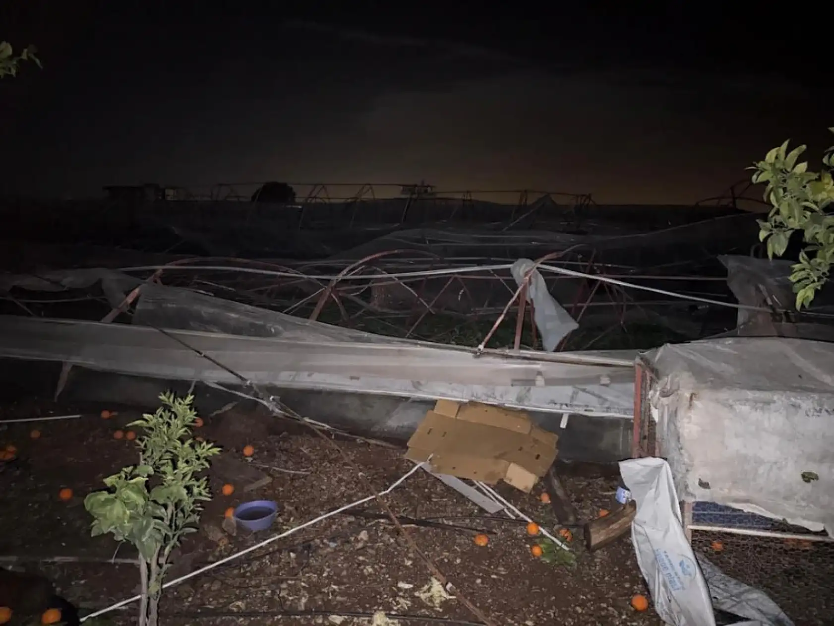 Antalya'da hortum seralara zarar verdi