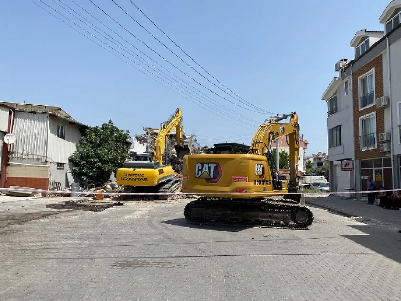 Fethiye'de O Bina Yolun Ortasında Kalıyordu, Yıkım İşlemleri Başladı