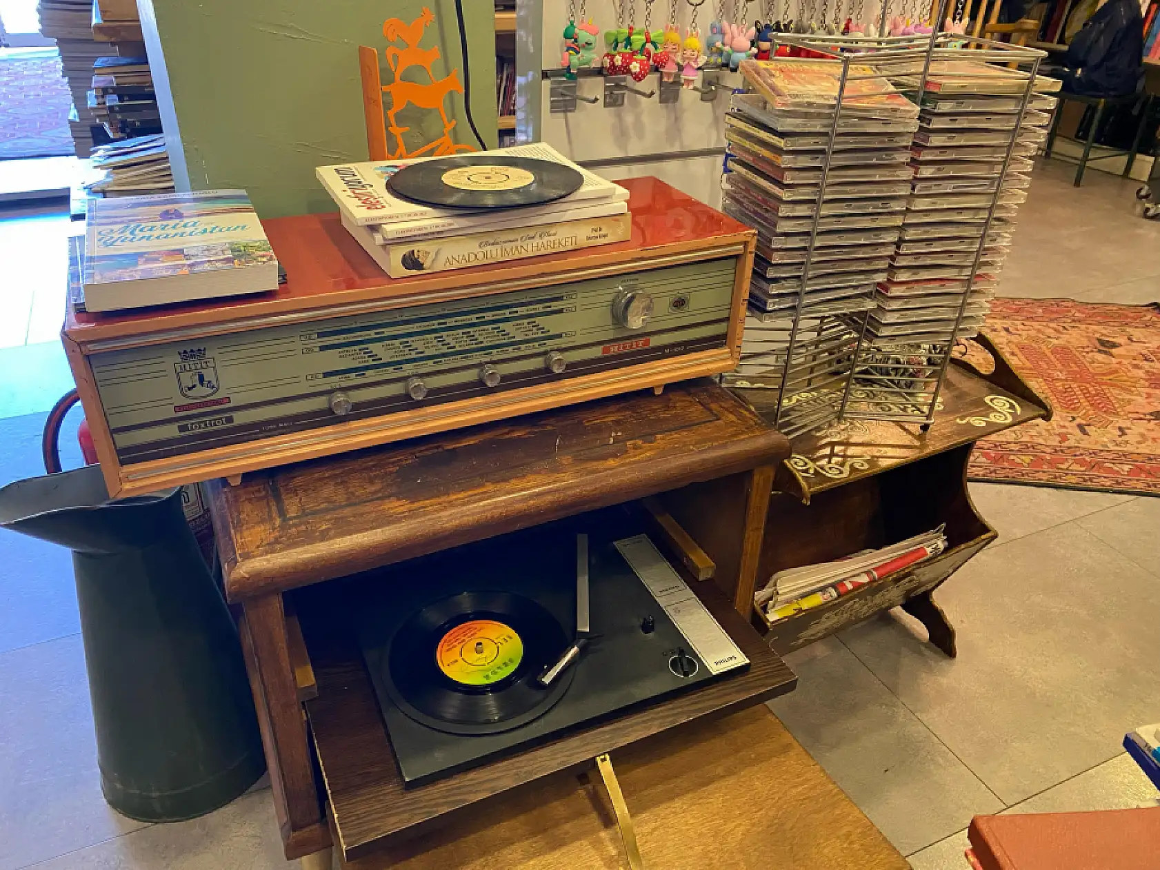 Fethiye'de Sahaf Cumhur Durmaz, 37 kitapla başladığı serüvende 60.000 kitaba ulaştı