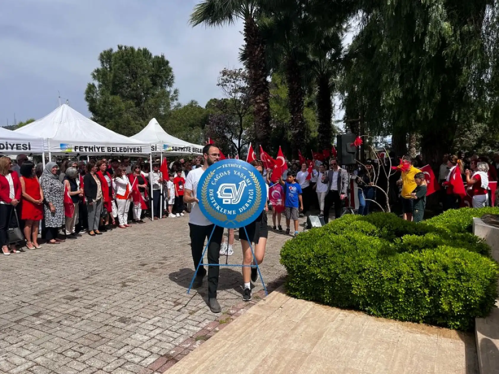 Cumhuriyet Meydanı'nda çelenk sunum töreni