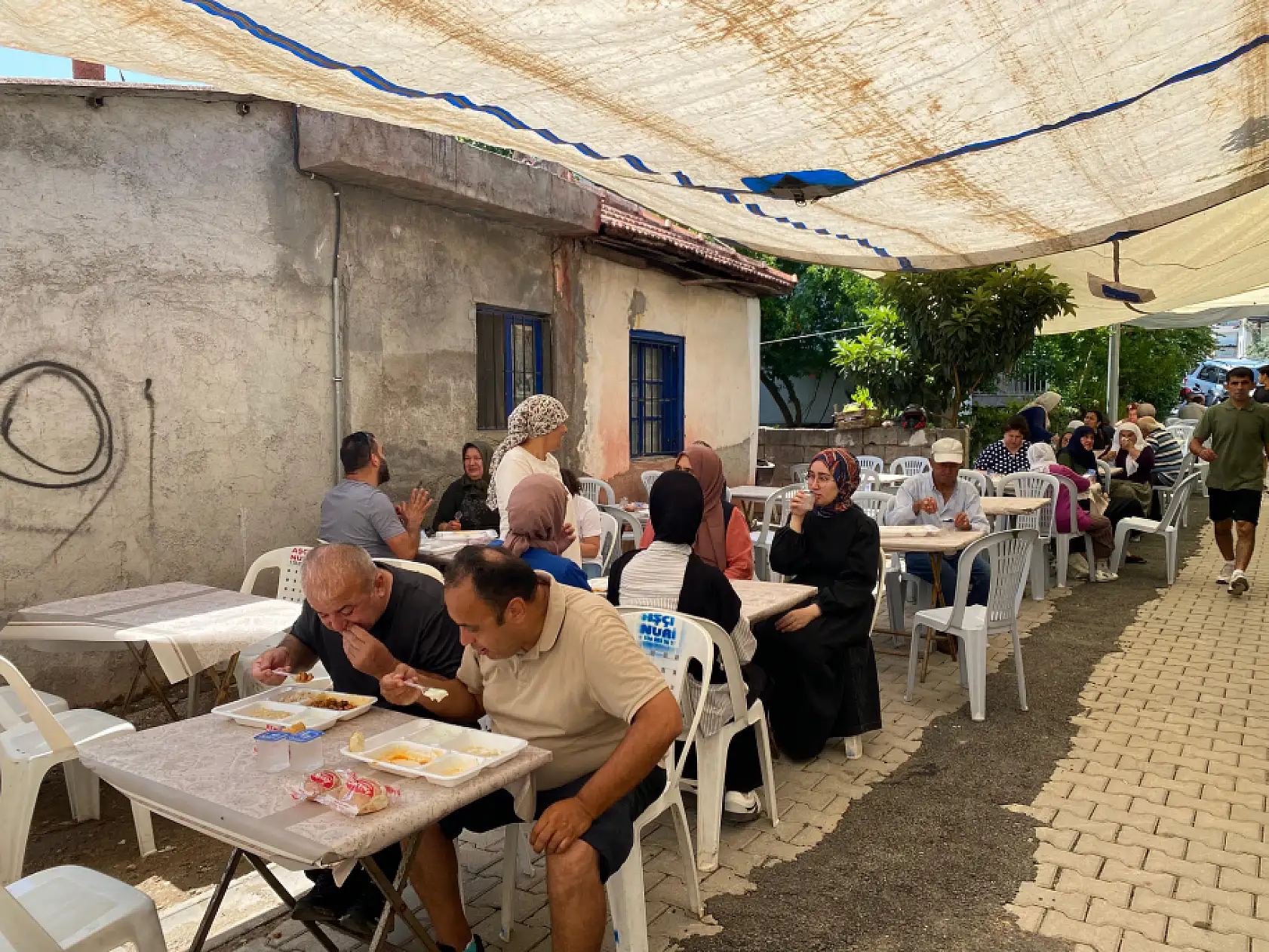 Fethiye'de Merhum Kazım Koçyiğit İçin Hayır Yemeği Verildi