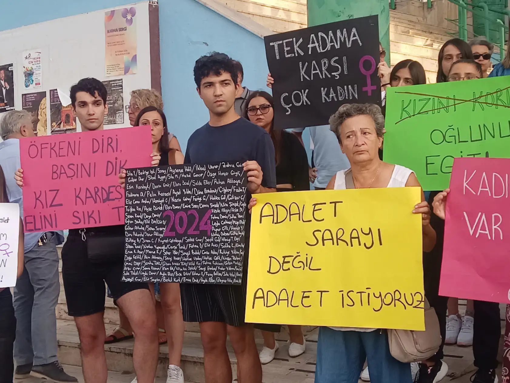 Fethiye'de CHP teşkilatından 'Kadın cinayetlerine ve şiddete dur' mesajı