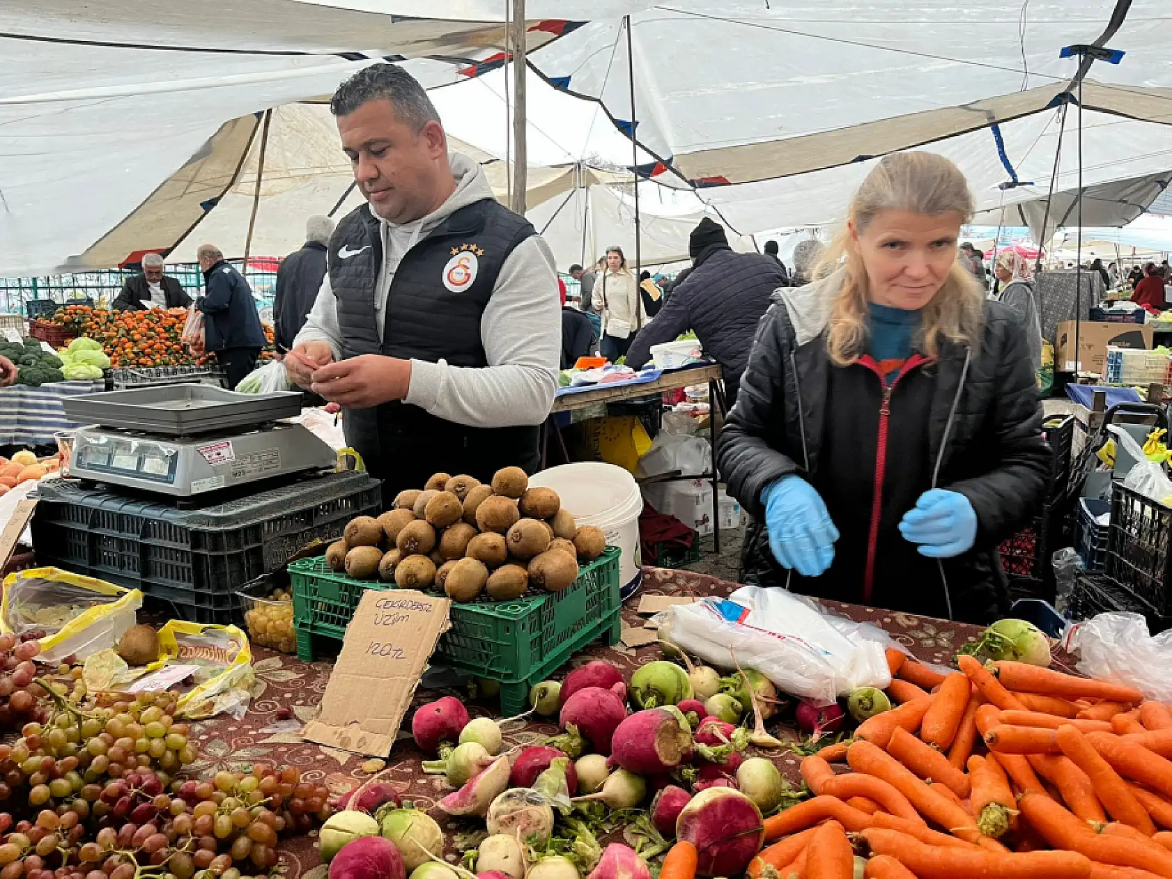Fethiye Cuma Pazarı Esnafı Akdan, 'Yağışlar Fiyatları Etkiliyor, Ama Pazar Yine İyi'