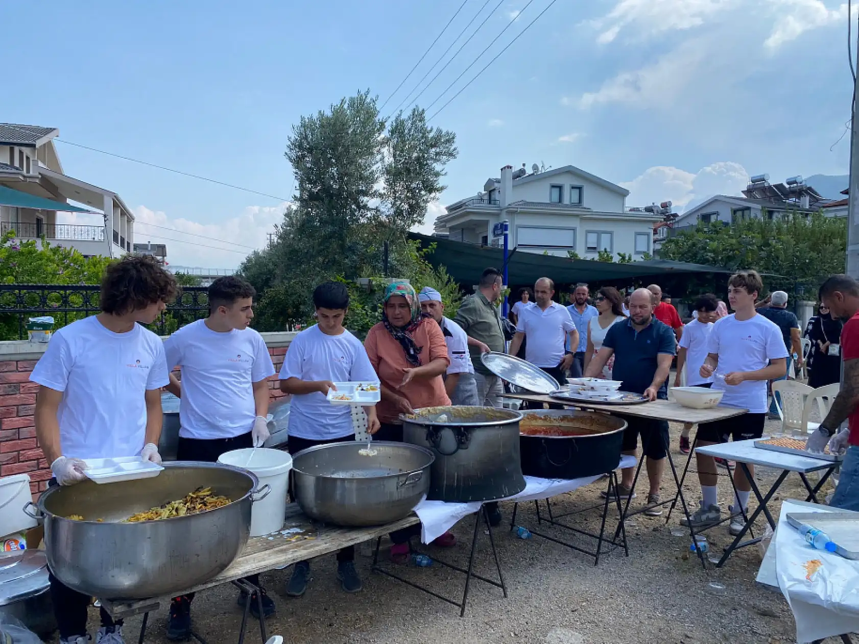 Fethiye'de Feyza ve Saygın çiftinin düğün yemeğine yoğun ilgi