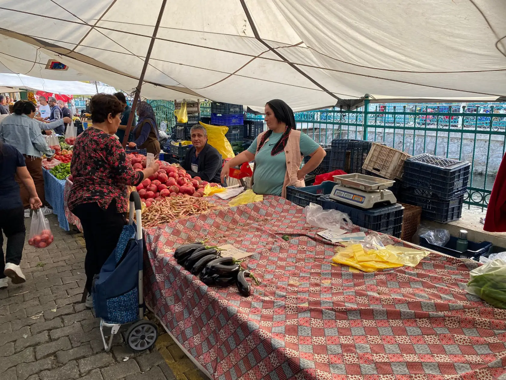 Fethiye Salı Pazarı'nda Fiyatlar Akşam Yarı Yarıya Düşüyor