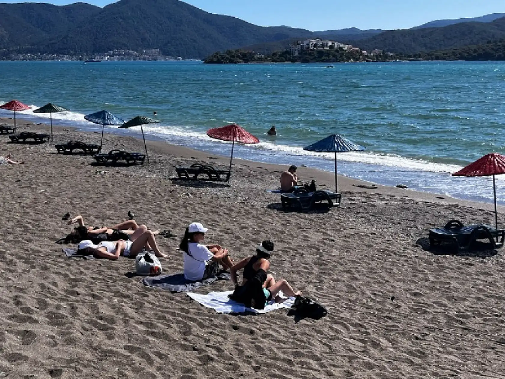 Fethiye Çalış Sahili'nde yoğunluk, Denizin tadın çıkardılar