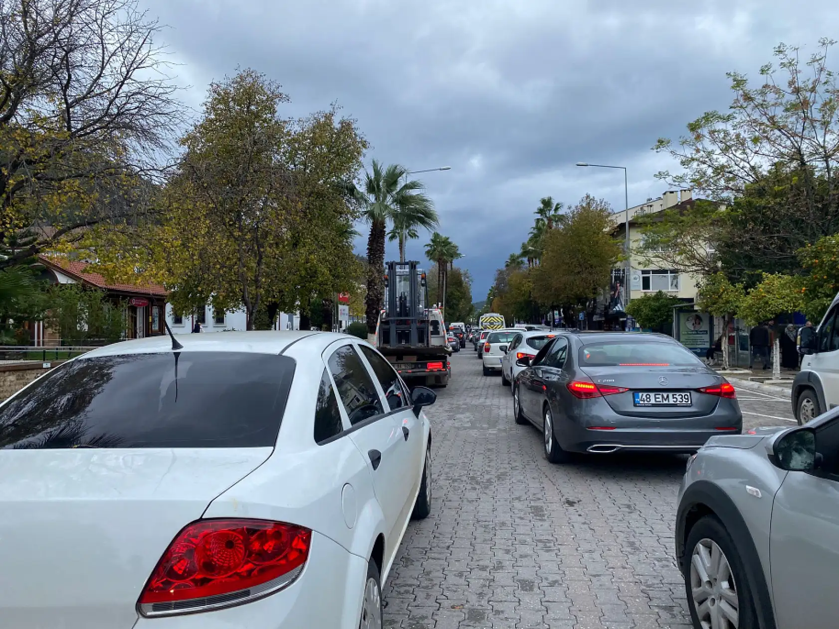 Fethiye Çarşısı'nda Şiddetli Yağış Sonrası Trafik Yoğunluğu
