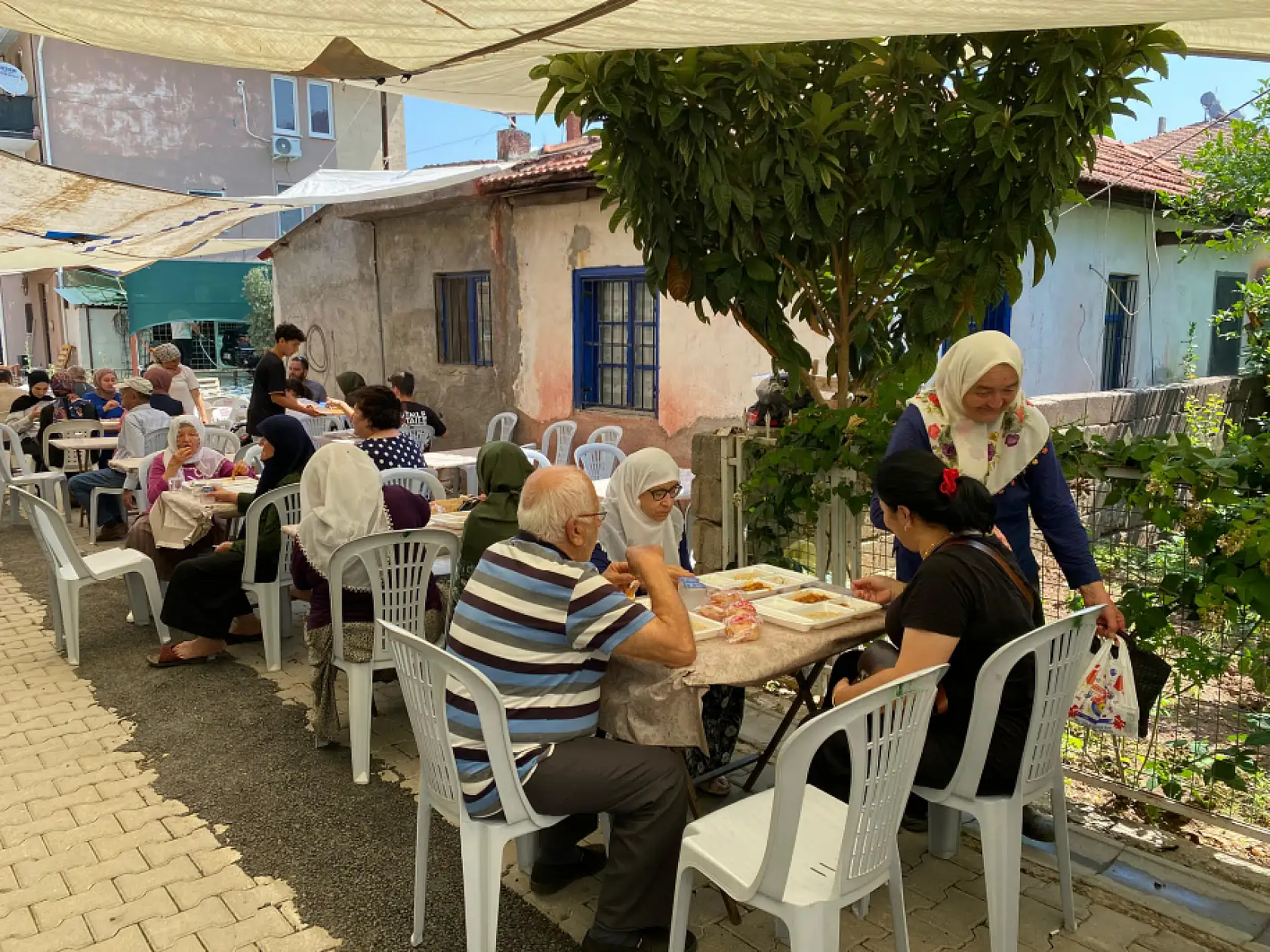Fethiye'de Merhum Kazım Koçyiğit İçin Hayır Yemeği Verildi