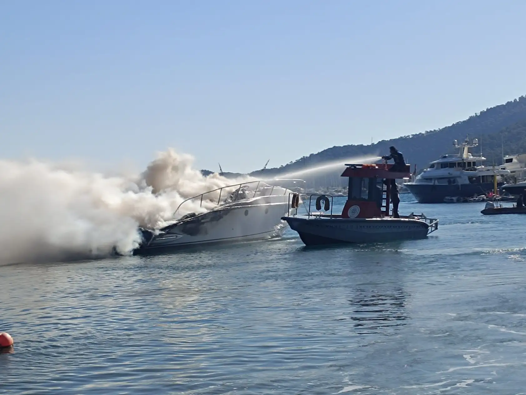 Muğla Büyükşehir Acil Müdahale Teknesinden Yat Yangınına Müdahale