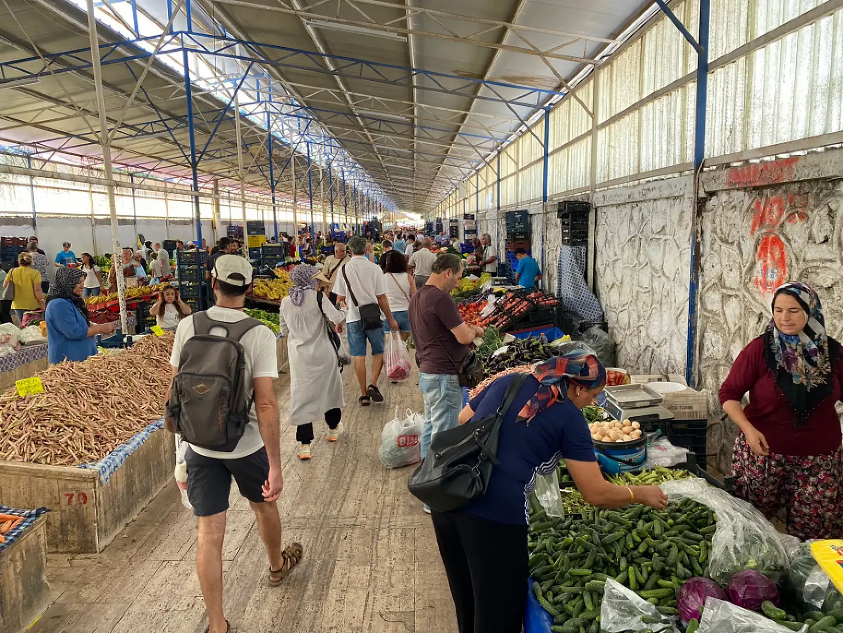 Fethiye Salı Pazarı Esnafı Sercan Karabulut: 'Biz şuan sürümden kazanıyoruz'