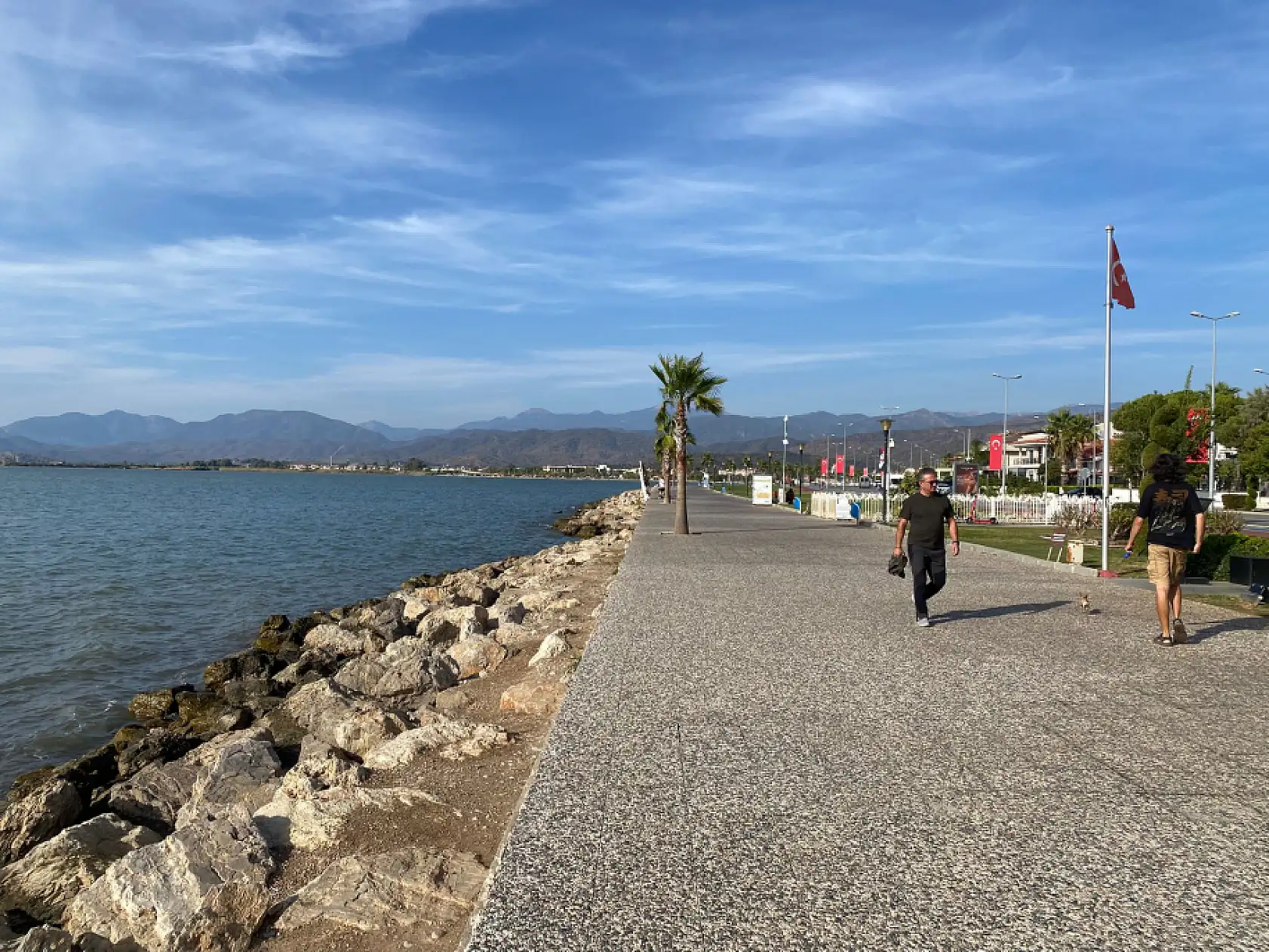 Fethiye'de vatandaşlar 3. Etap Sahil Bandı'nda güneşli günlerin tadını çıkarıyor