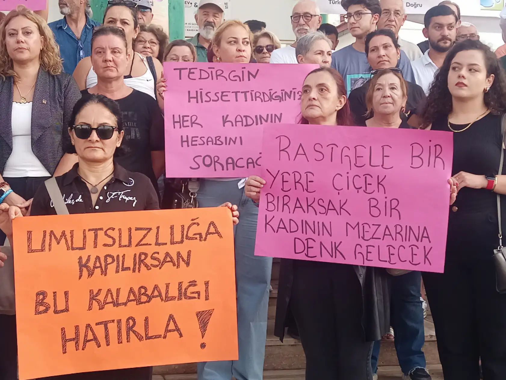 Fethiye'de CHP teşkilatından 'Kadın cinayetlerine ve şiddete dur' mesajı