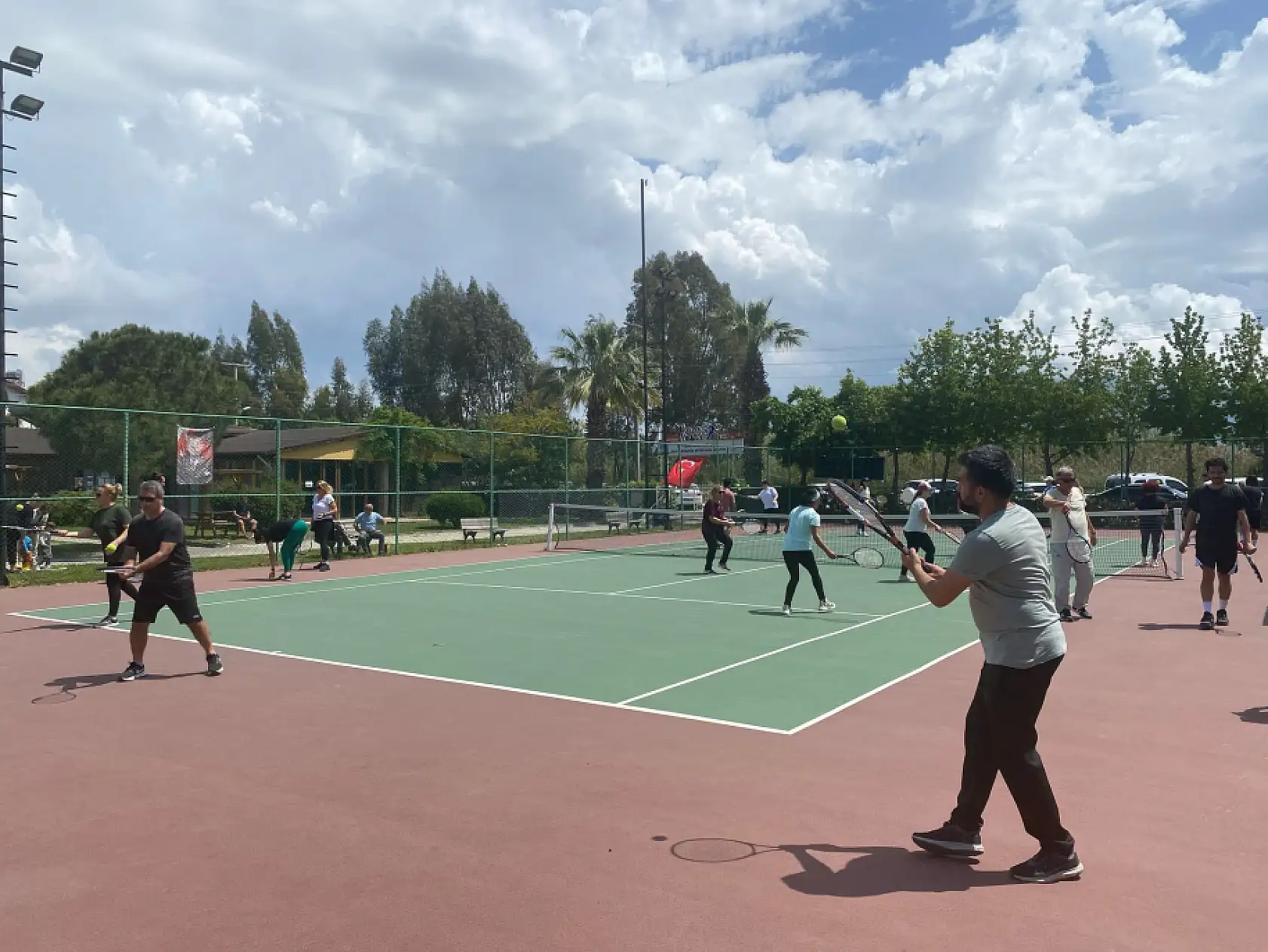 Fethiye Belediyesi'nin Ücretsiz Tenis Kursuna yoğun ilgi