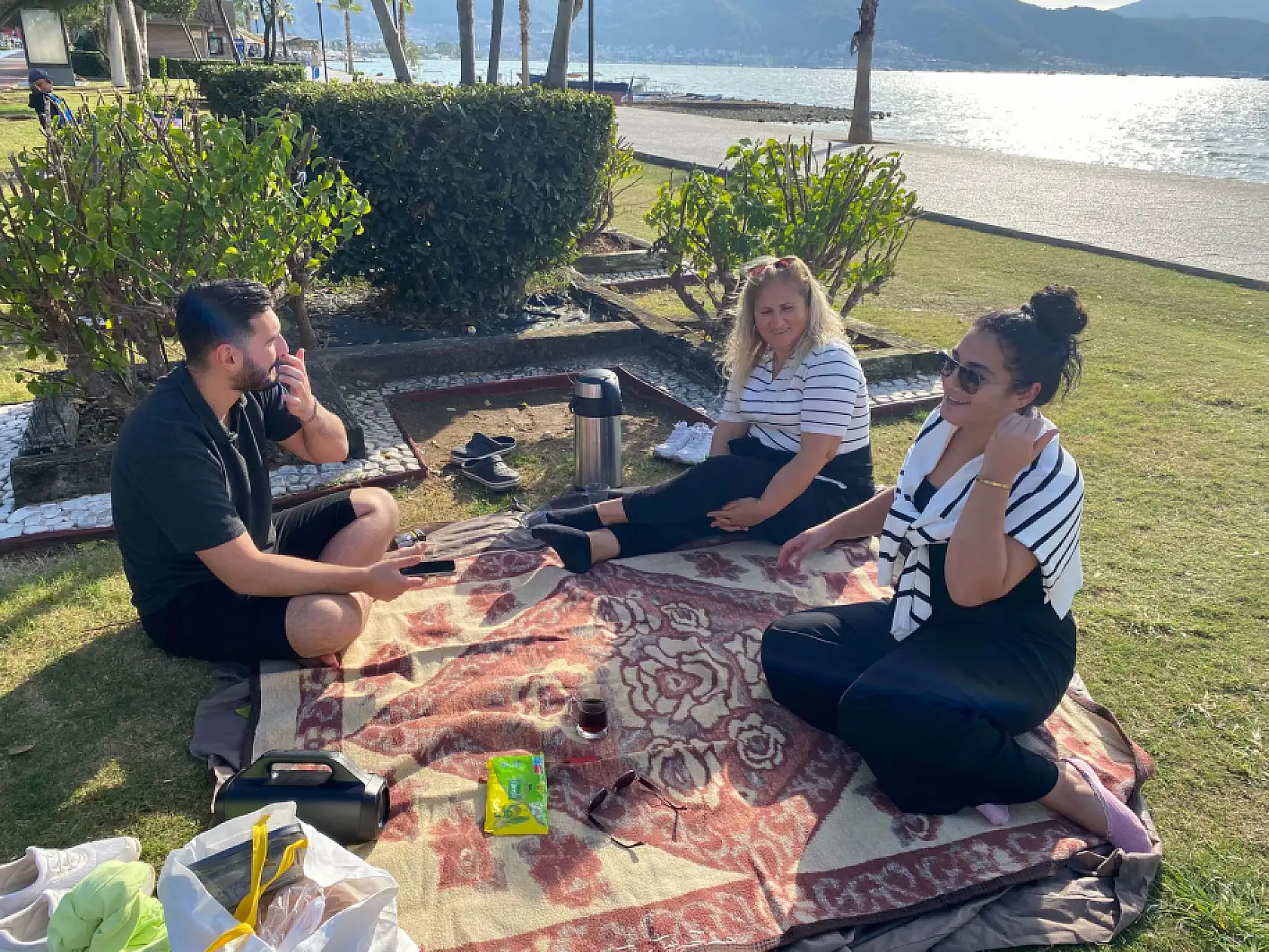 Fethiye'de vatandaşlar 3. Etap Sahil Bandı'nda güneşli günlerin tadını çıkarıyor